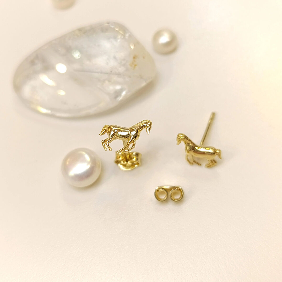 At Vidalı Küpe 14 Ayar Altın HD VİDEOLU