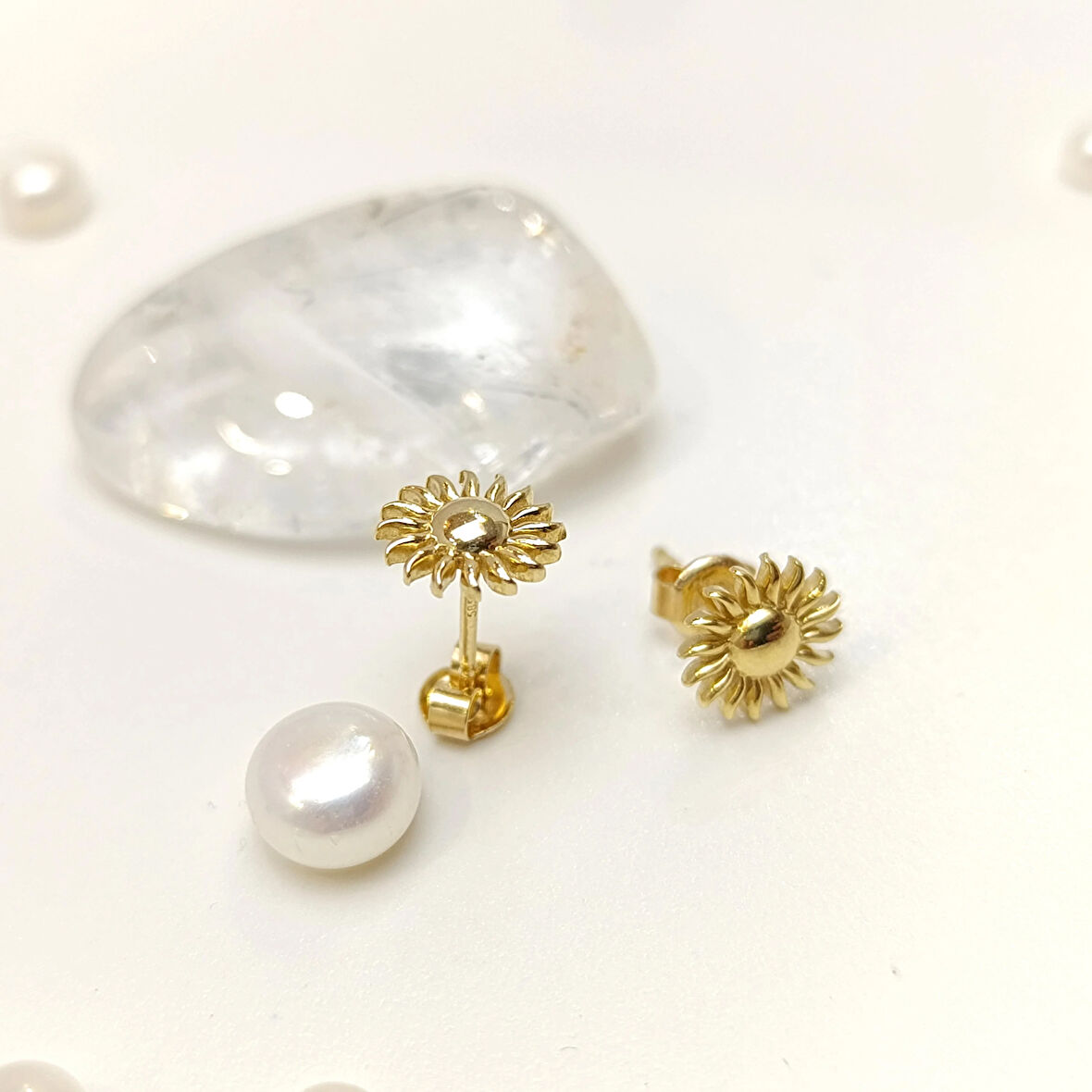 Güneş Vidalı Küpe 14 Ayar Altın HD VİDEOLU