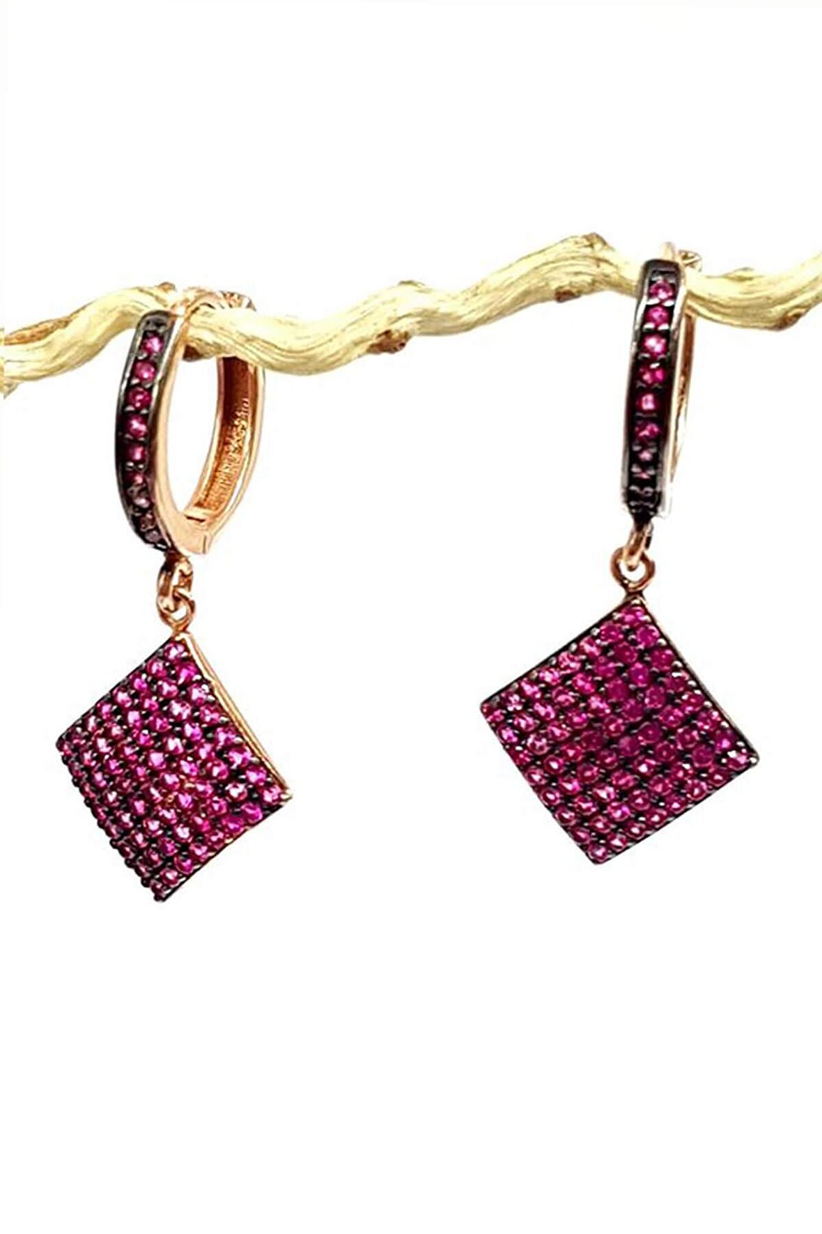 Pembe zirkon taşlı gümüş sallantılı küpe