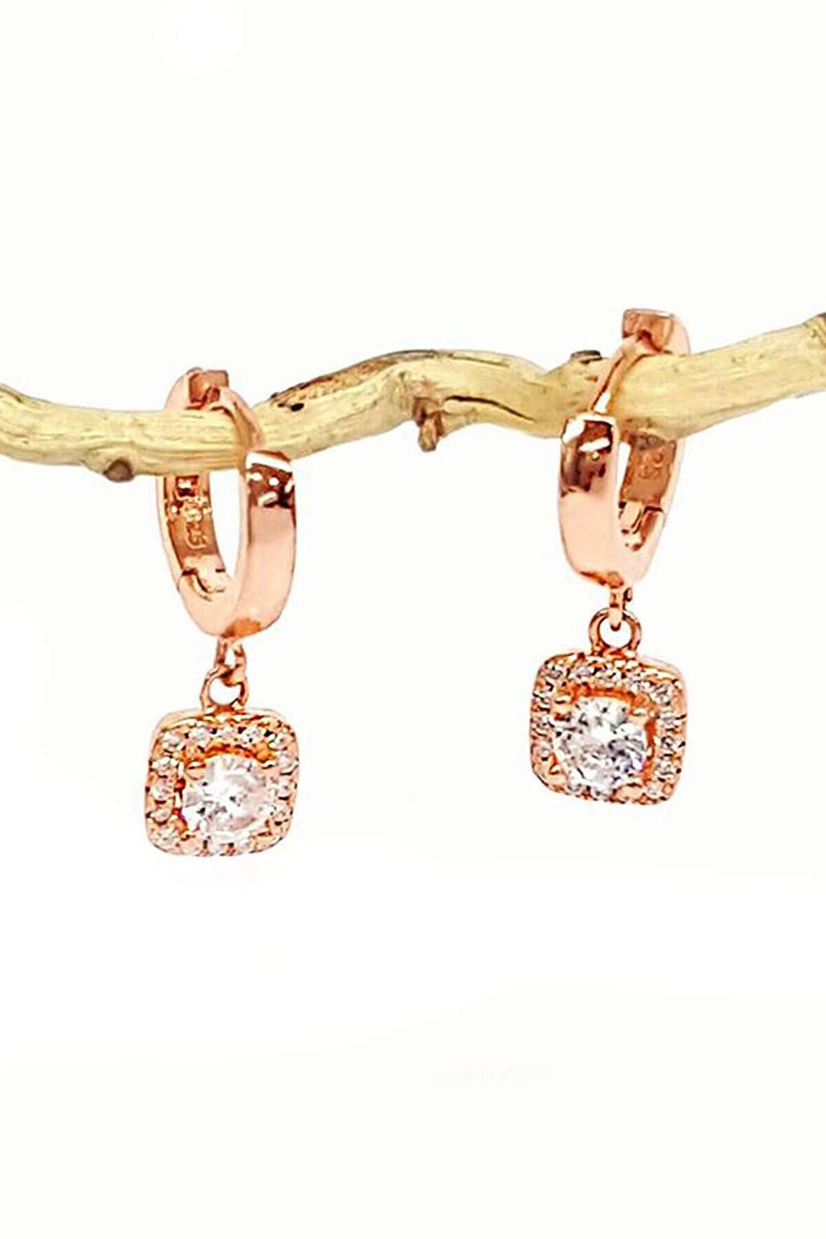 Pırlanta ışıltısında zirkon taşlı gümüş rose küpe