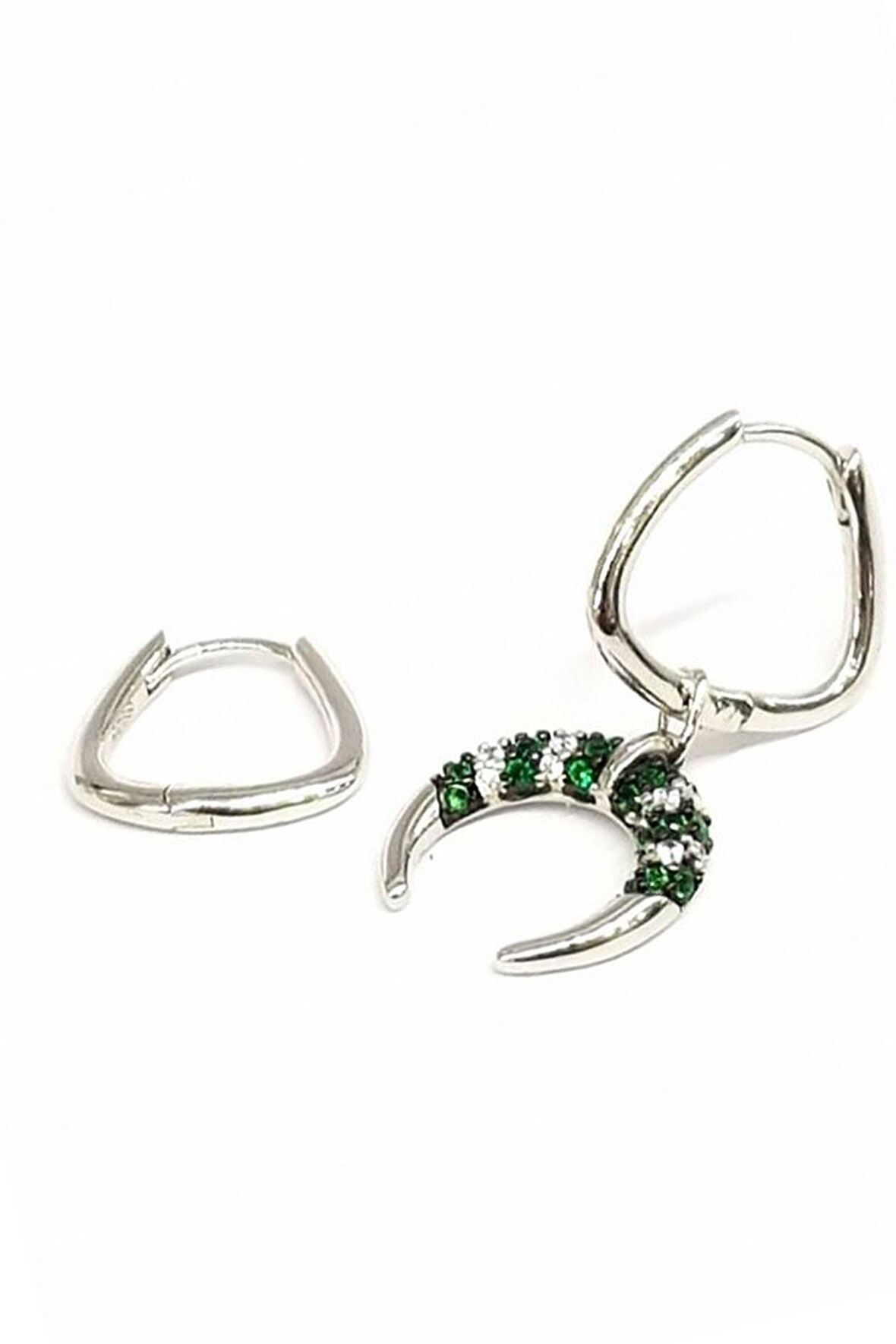 Asimetrik zirkon taşlı gümüş küpe