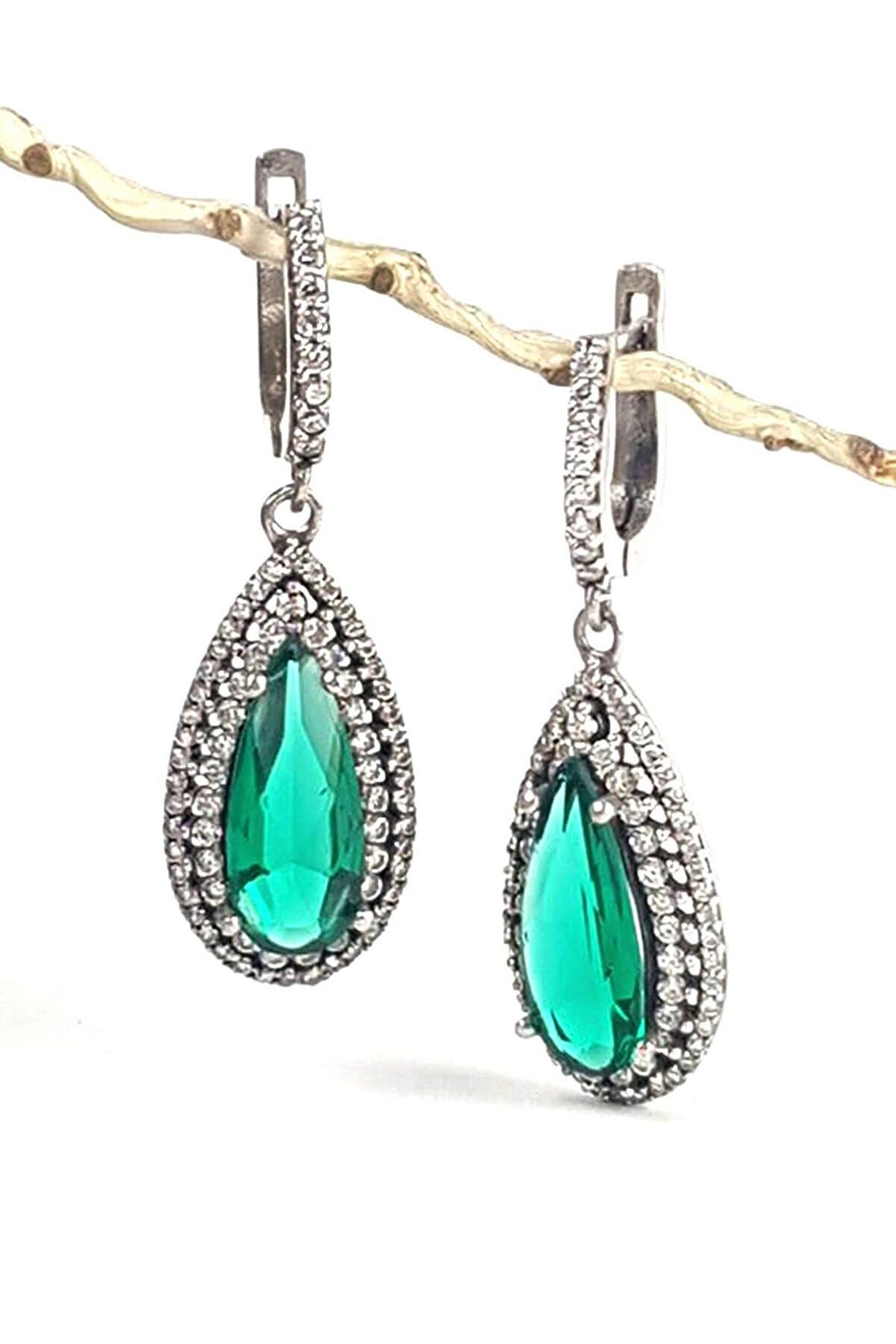 Yeşil ve beyaz zirkon taşlı pırlanta ışıltısında sallantılı lüks gümüş küpe