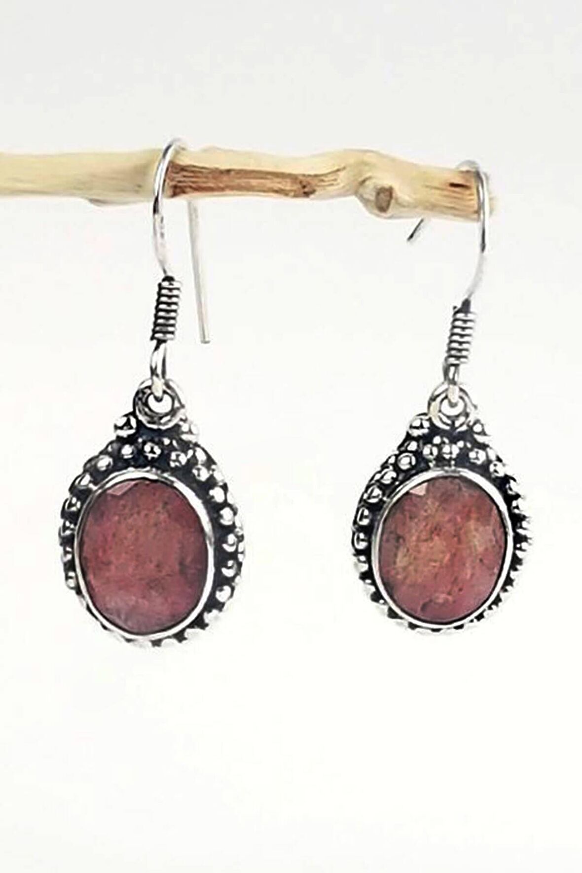 Kök yakut taşlı gümüş sallantılı küpe