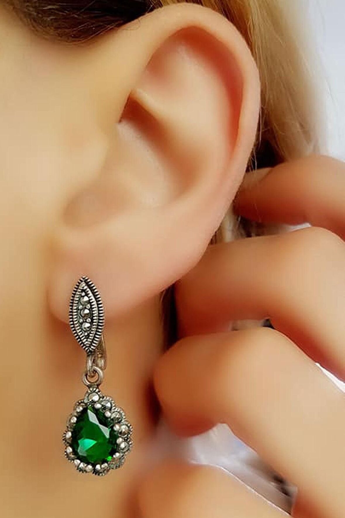 Yeşil zirkon taşlı ve markazit taşı detaylı sallantılı gümüş küpe