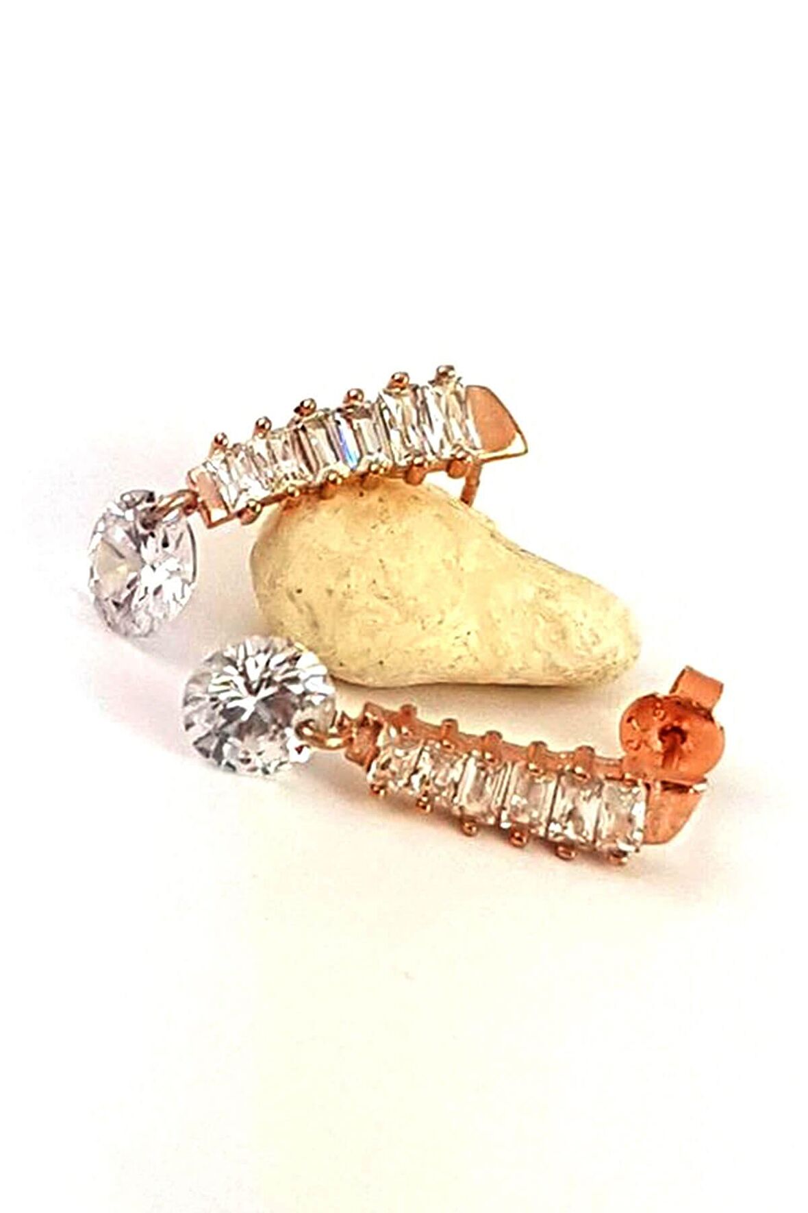 Baget kesim zirkon taşlı gümüş üzerine rose altın kaplamalı küpe