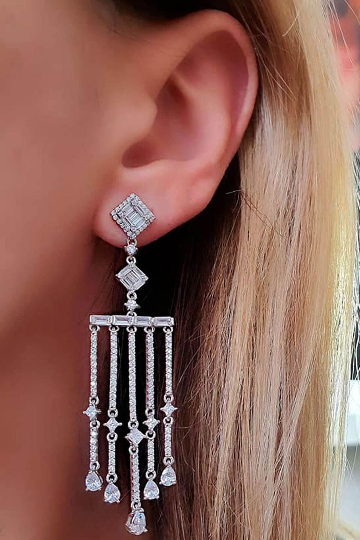 Pırlanta ışıltısında lüks zirkon taşlı gümüş tasarım küpe