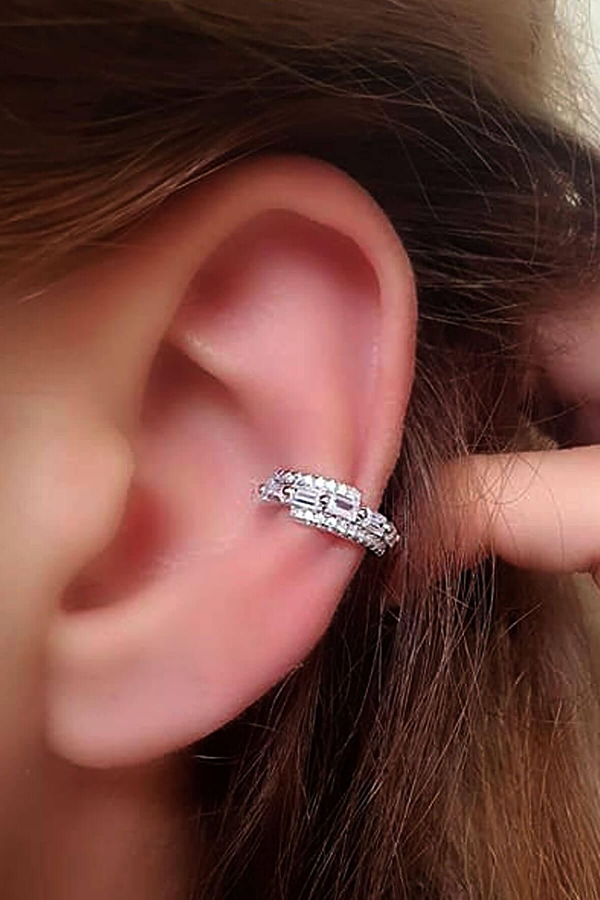 gümüş pırlanta ışıltısında baget zirkon taşlı kıkırdak küpesi