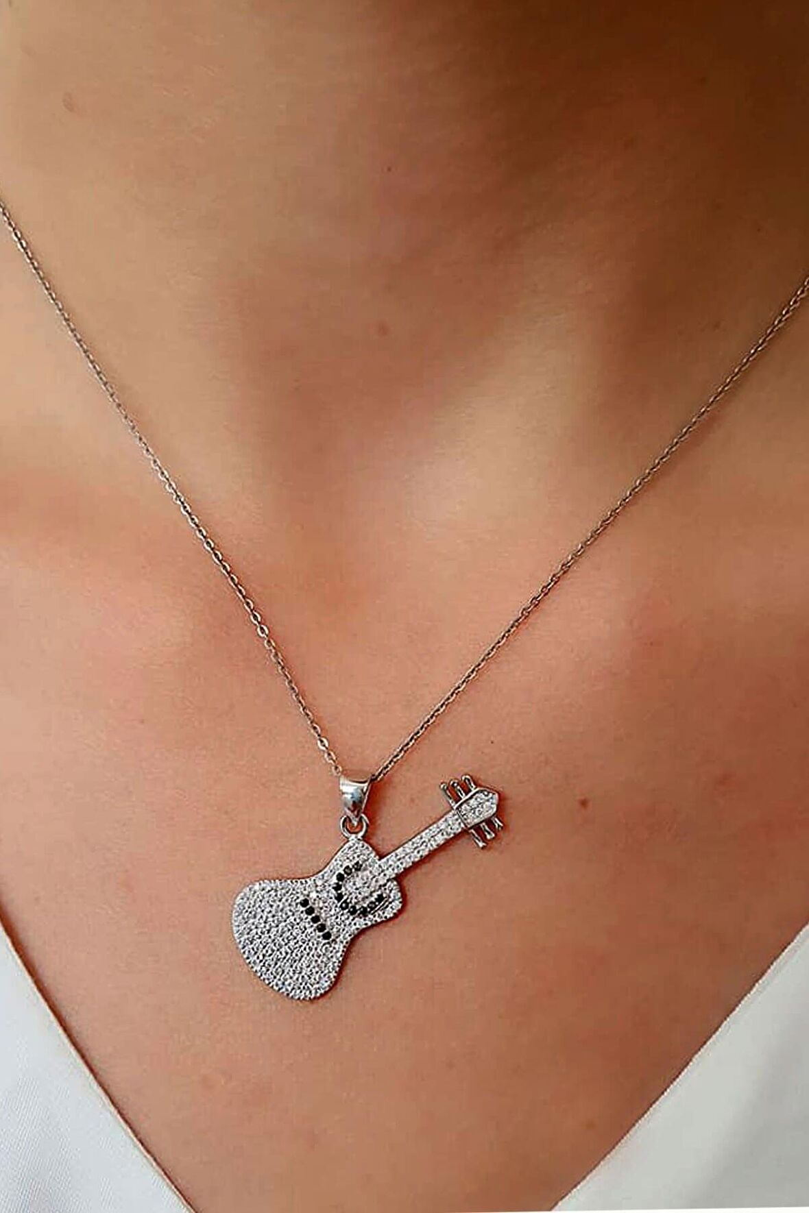 pırlanta ışıltısında zirkon tasli gitar figürlü gümüş kolye 