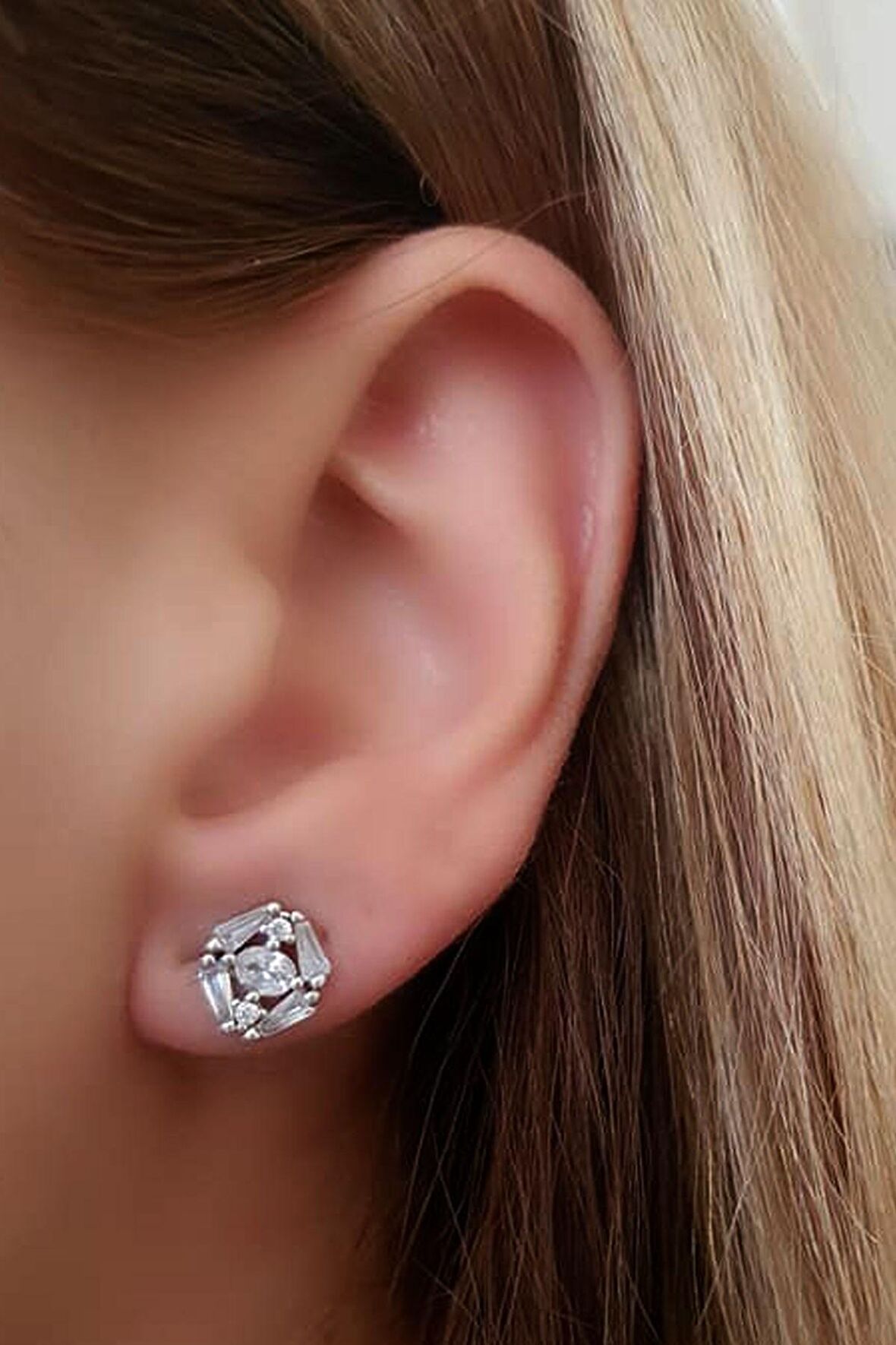 Pırlanta ışıltısında baget zirkon taşlı tek tas kupe