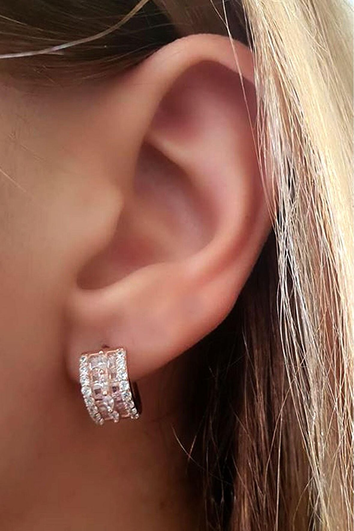 Pırlanta ışıltısında zirkon taşlı gümüş rose halka küpe cap.1 cm