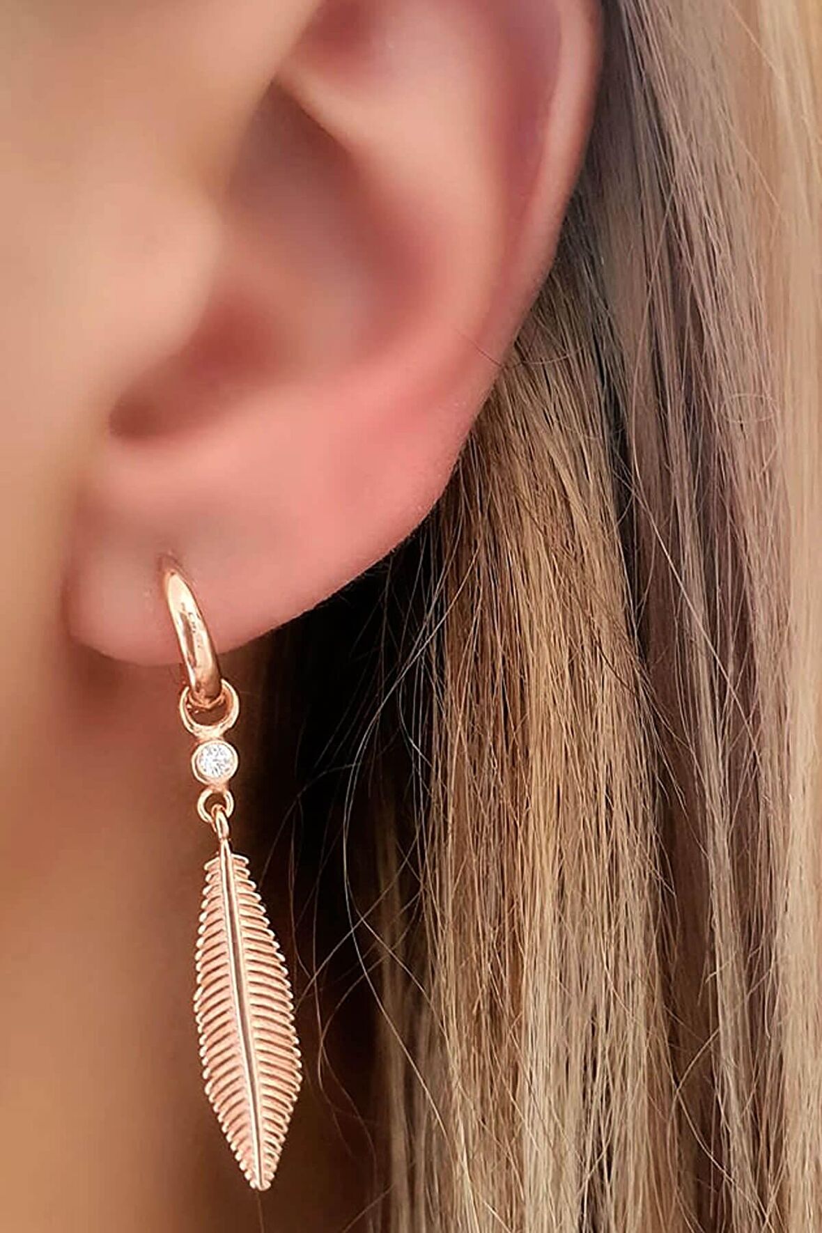 Tüy Figürlü Gümüş Rose Küpe