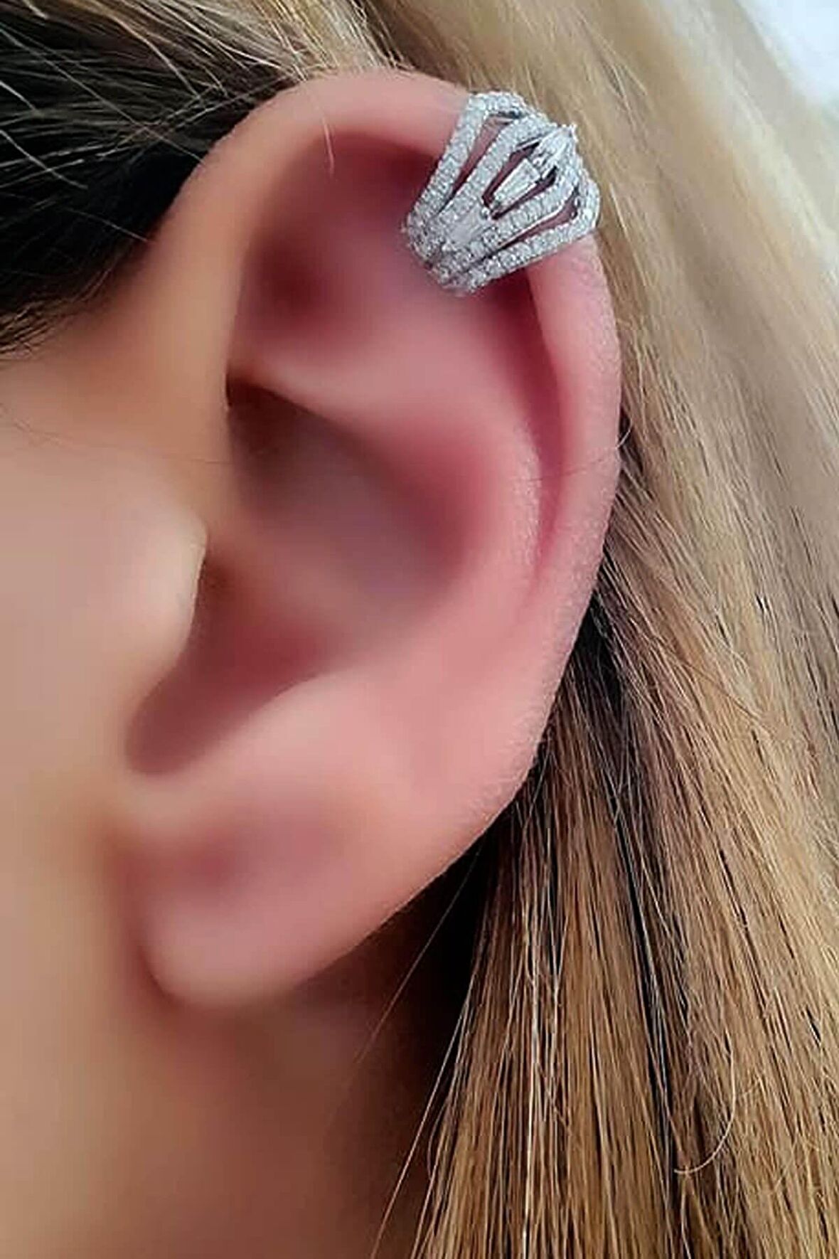 Pırlanta ışıltısında zirkon taşlı gümüş sıkıştırmalı kıkırdak küpe