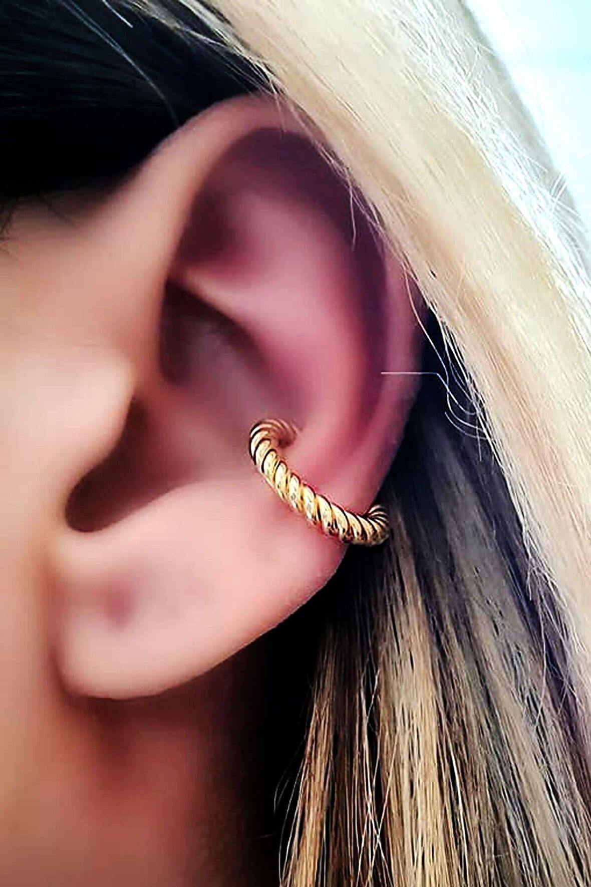 Gümüş üzerine altın kaplama burgu sıkıştırmalı kıkırdak küpesi 