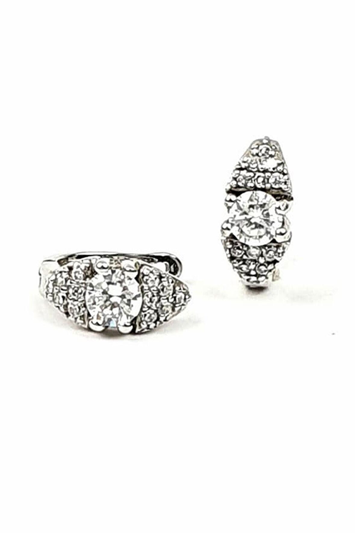 Pırlanta ışıltısında zirkon taşlı gümüş küpe