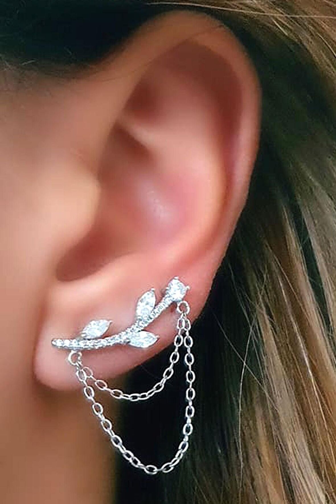 Pırlanta ışıltısında zirkon taşlı gümüş tasarım earcuff tek küpe 