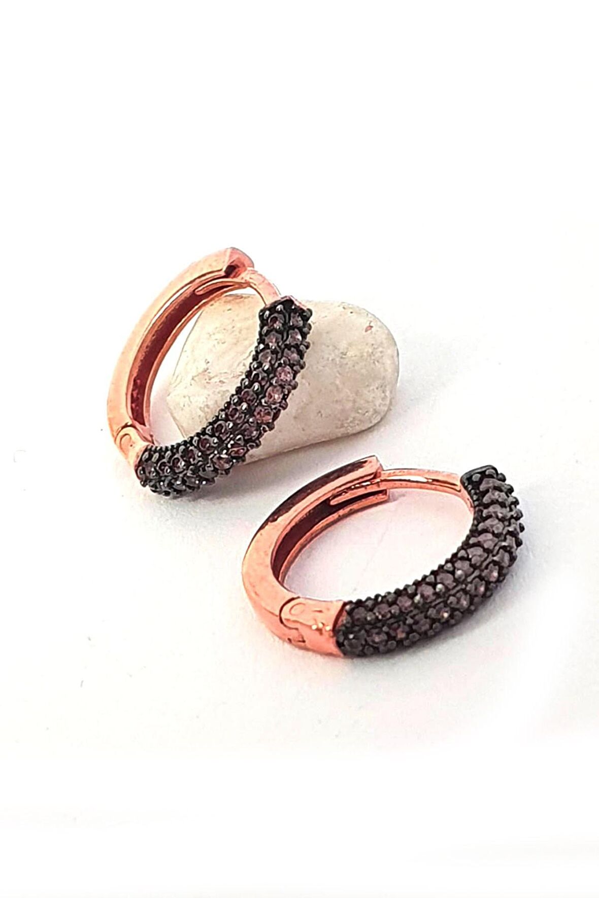 Kahverengi granat taşlı bombeli rose gümüş halka küpe 1cm