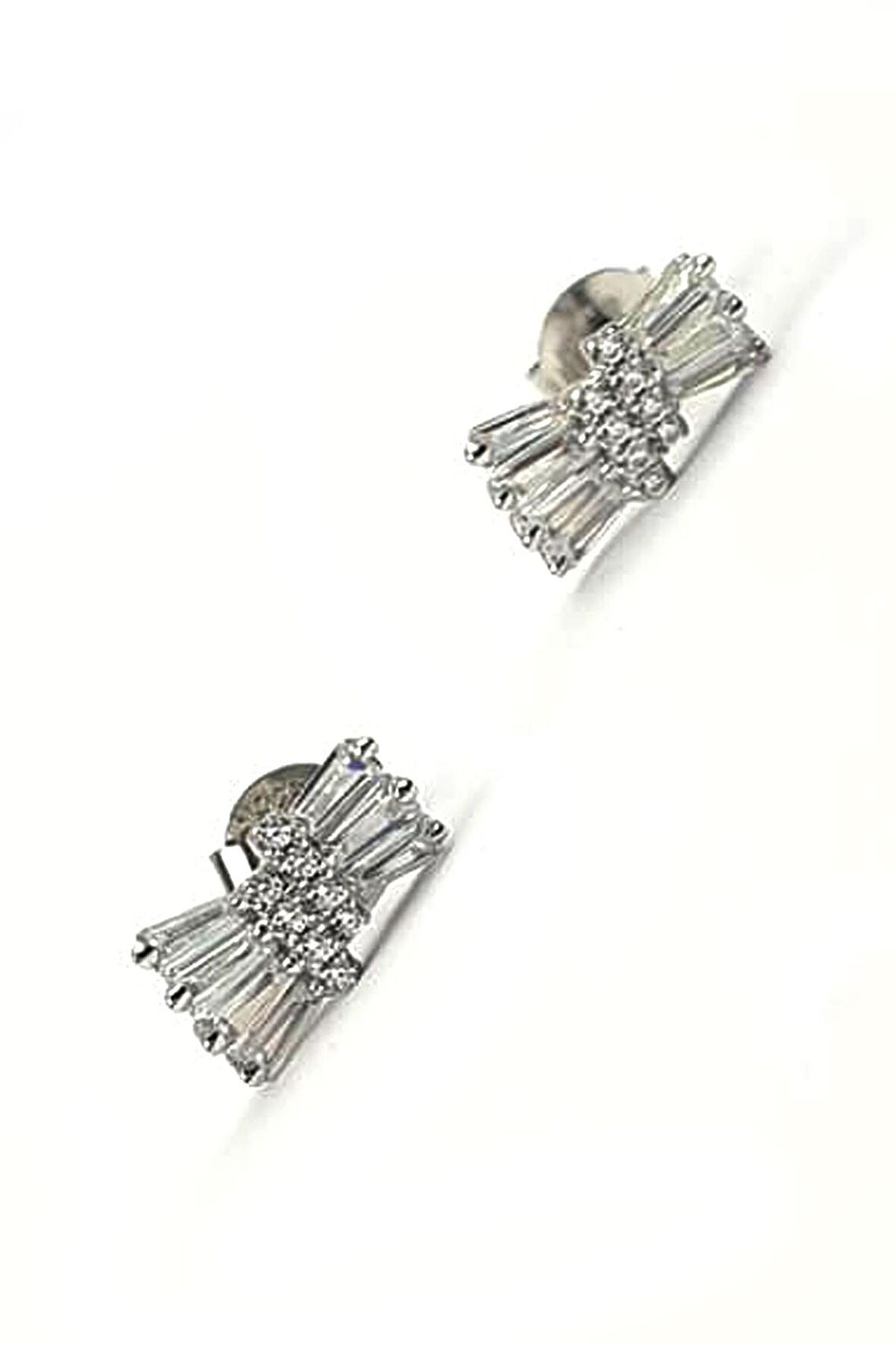 Pırlanta ışıltısında zirkon taşlı minimal fiyonk gümüş küpe