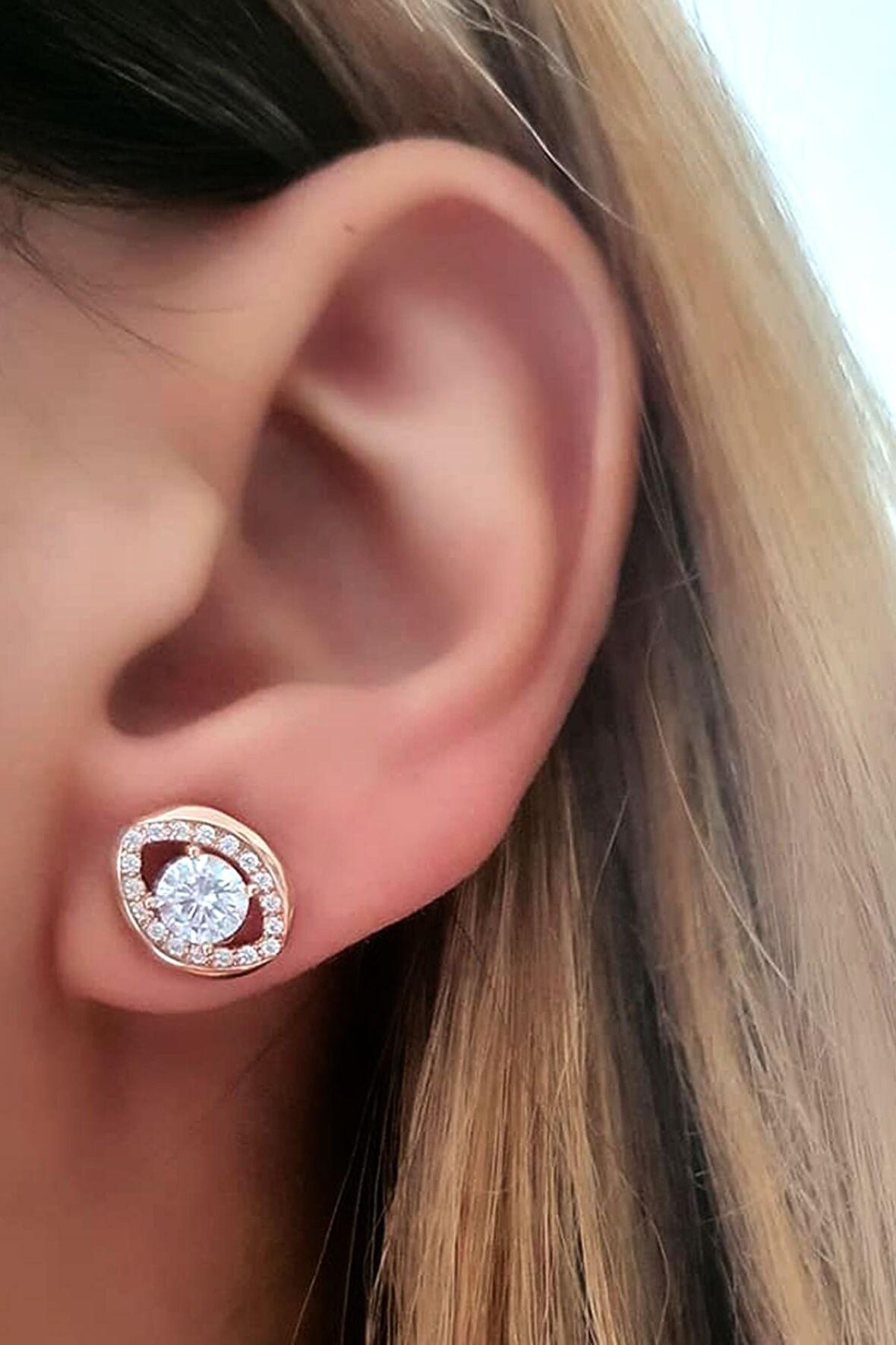 Pırlanta ışıltısında swarovski taşlı gümüş rose tek taş küpe