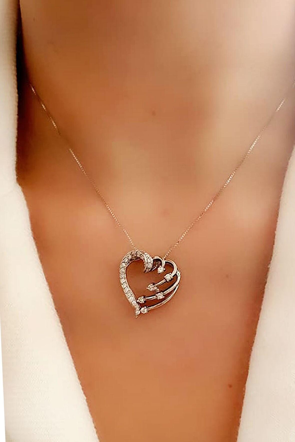 Pırlanta ışıltısında zirkon taşlı tasarım gümüş kalp kolye