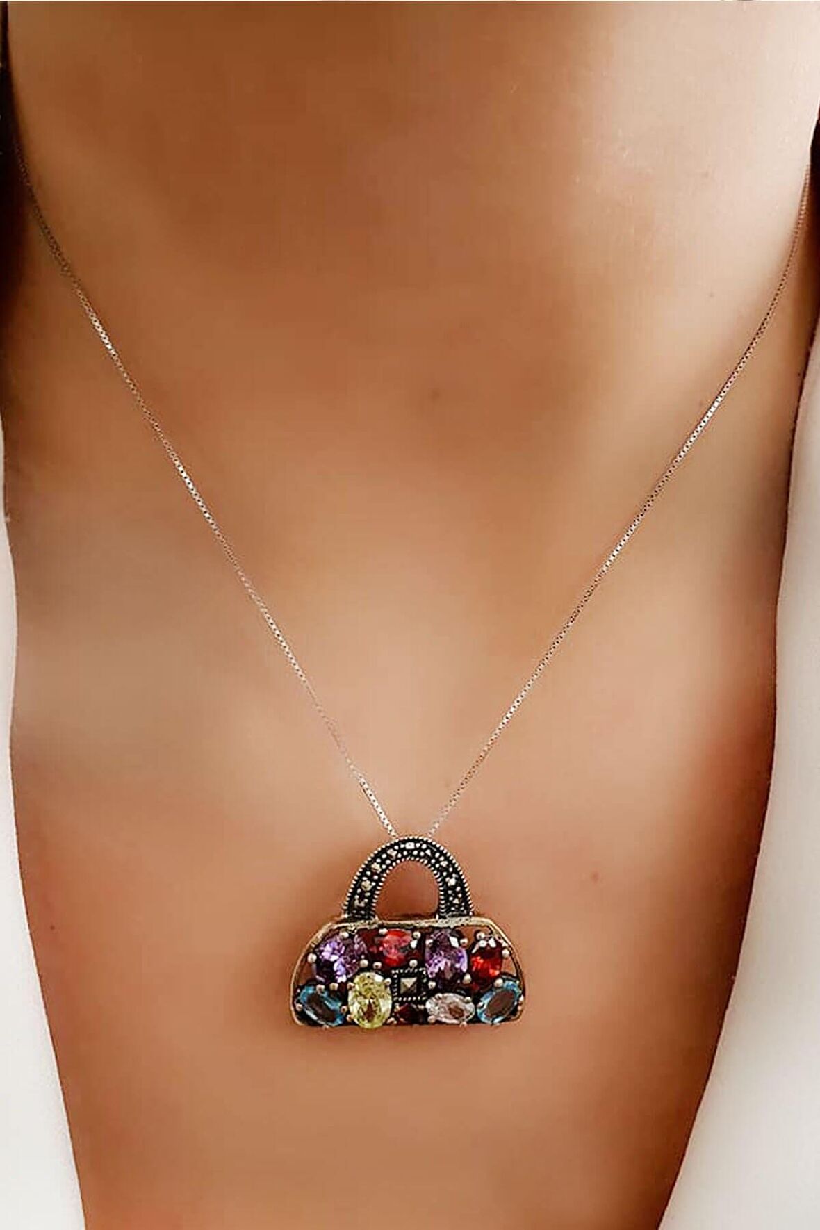 Çanta figürlü gümüş granat aquamarin sitrin ametis taş detaylı kolye 