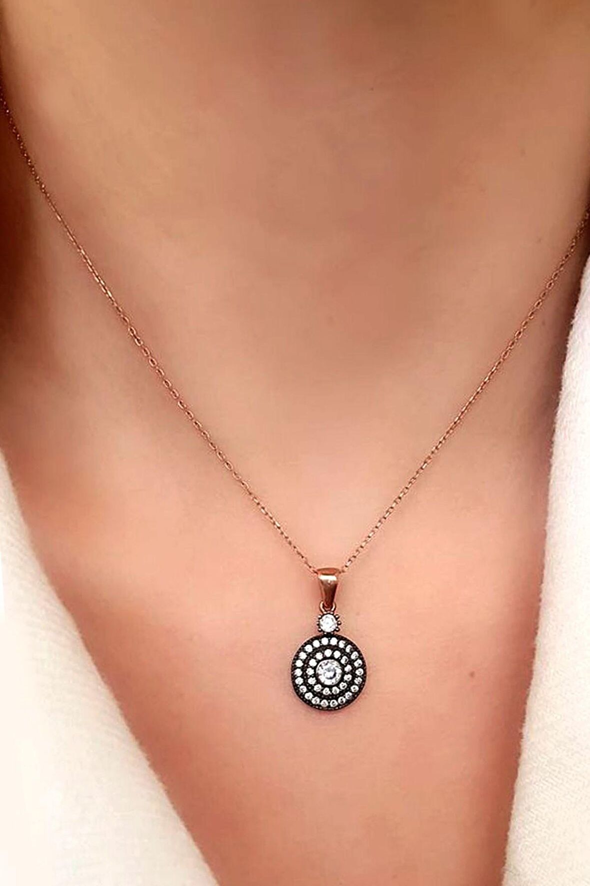 Elmas isciliginde zirkon taşlı gümüş rose kolye