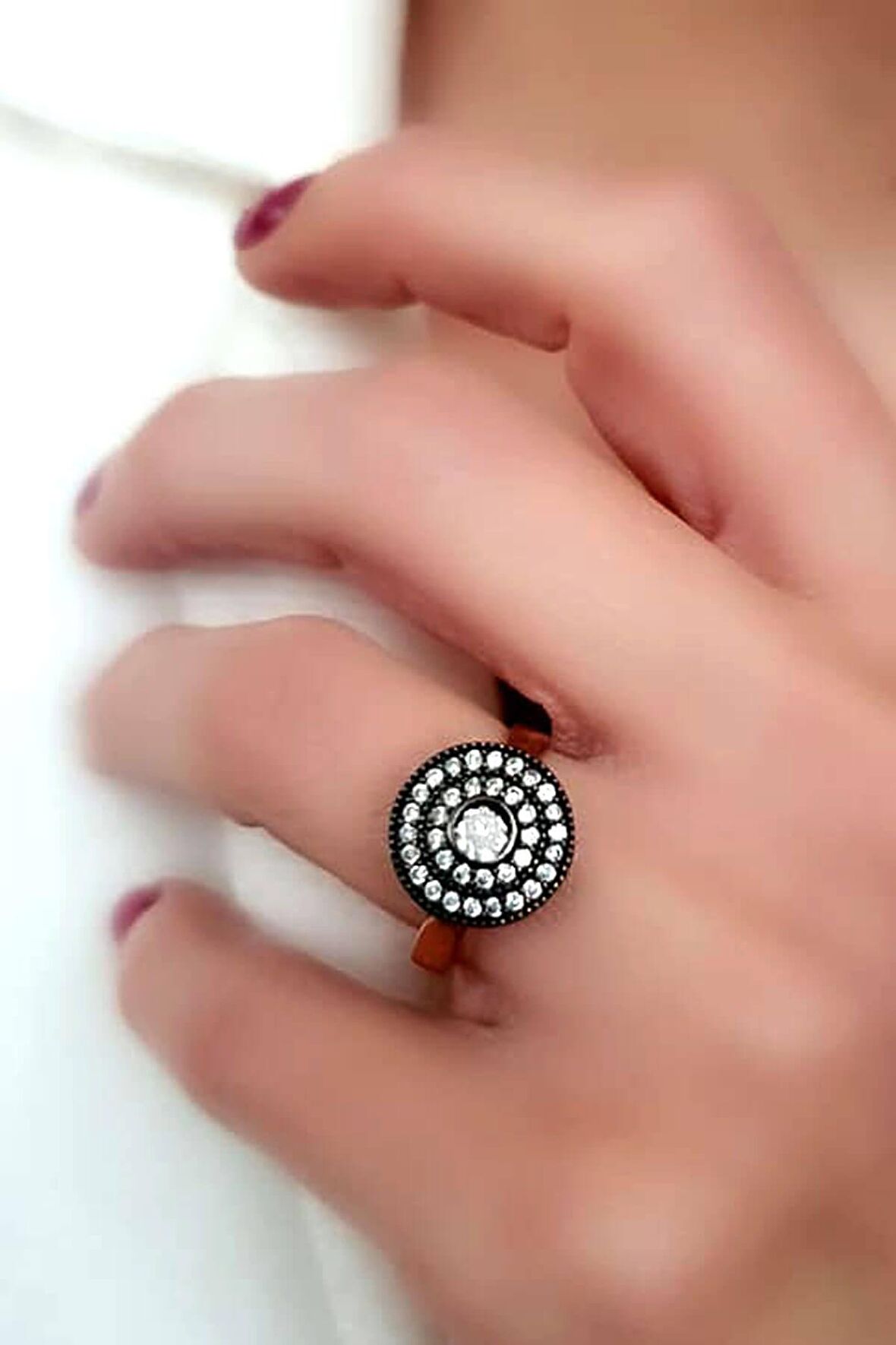 Elmas isciliginde zirkon taşlı gümüş rose yüzük 