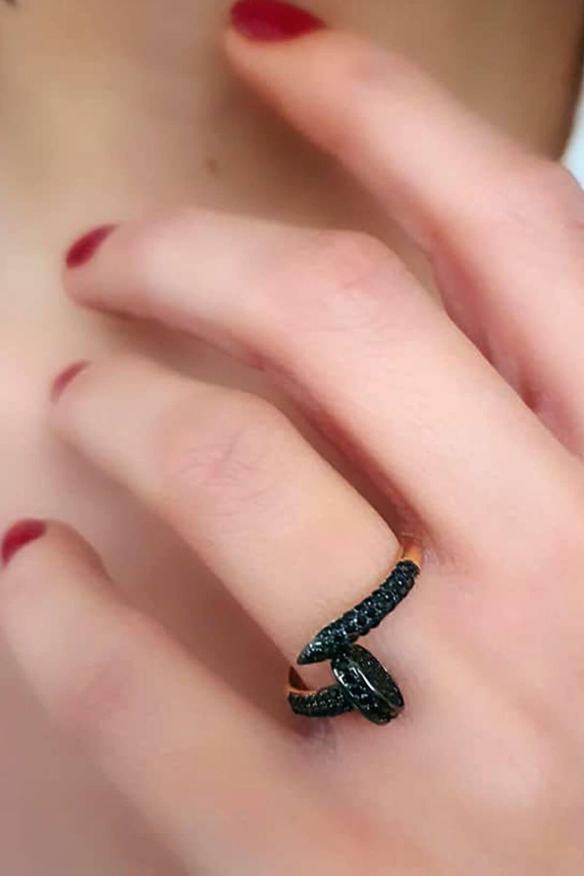 Çivi figürlü gümüş oniks taşlı rose yüzük
