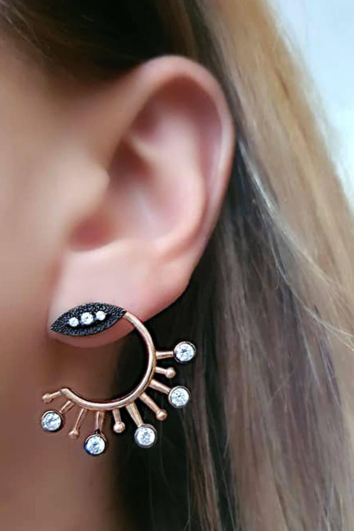 Elmas işçiliğinde zirkon taşlı gümüş rose trend küpe