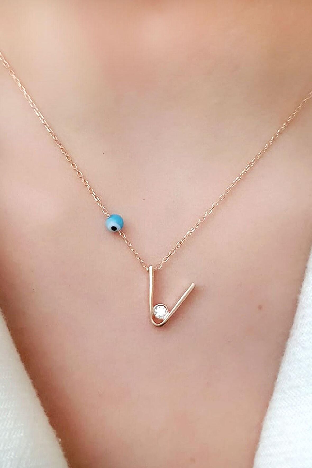 Nazar boncuklu ve zirkon taş detaylı gümüş rose v harfi  kolye