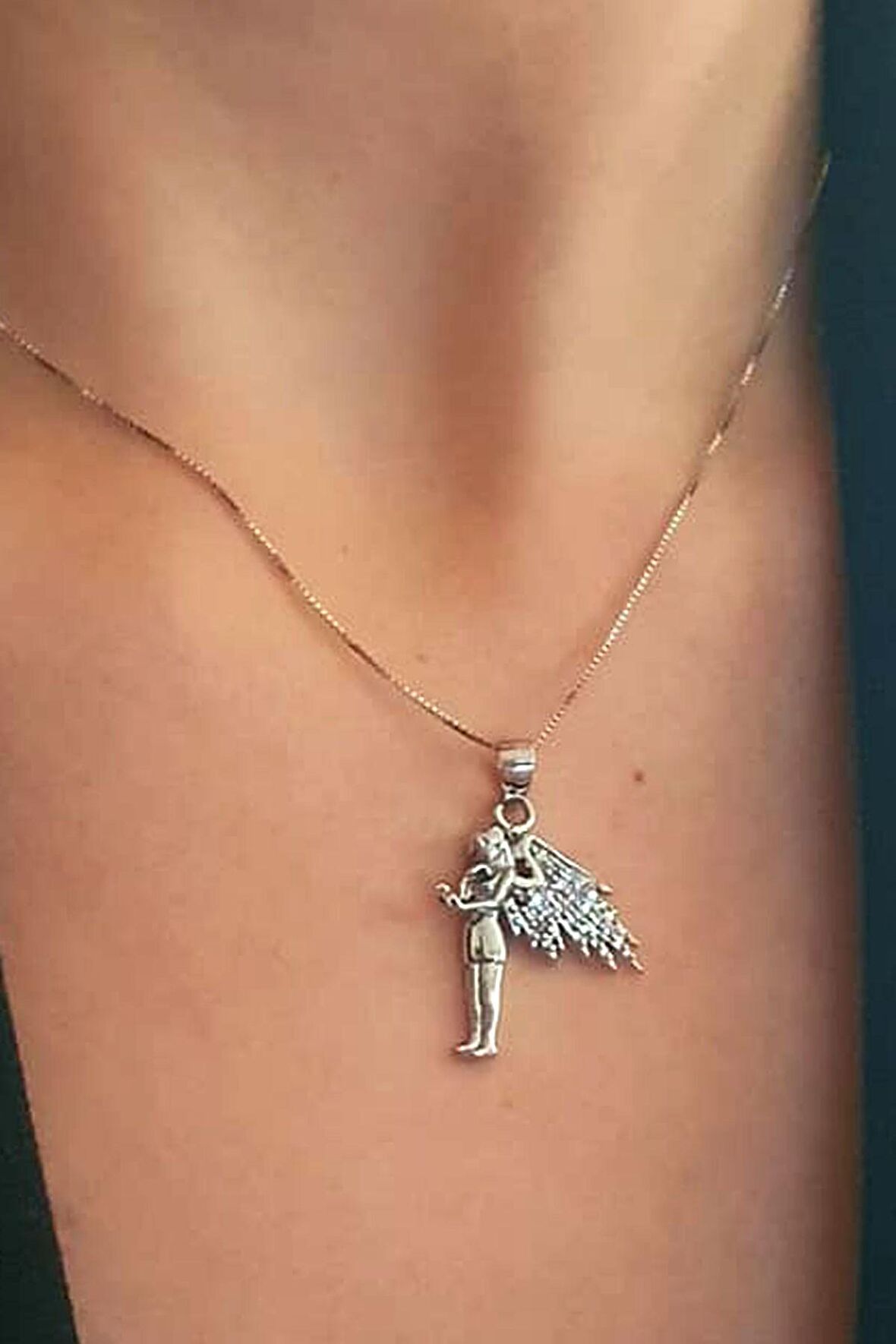 Melek figürlü gümüş kolye