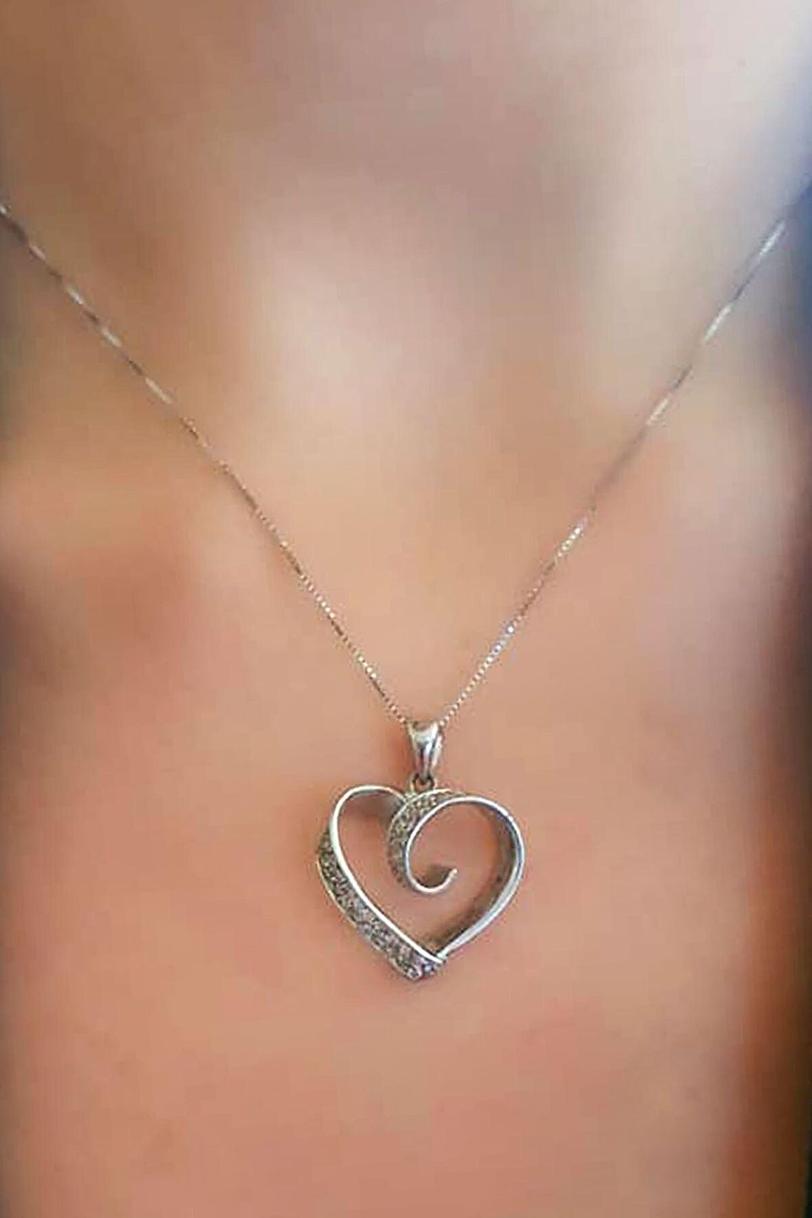 Zirkon taşlı tasarım gümüş kalp kolye