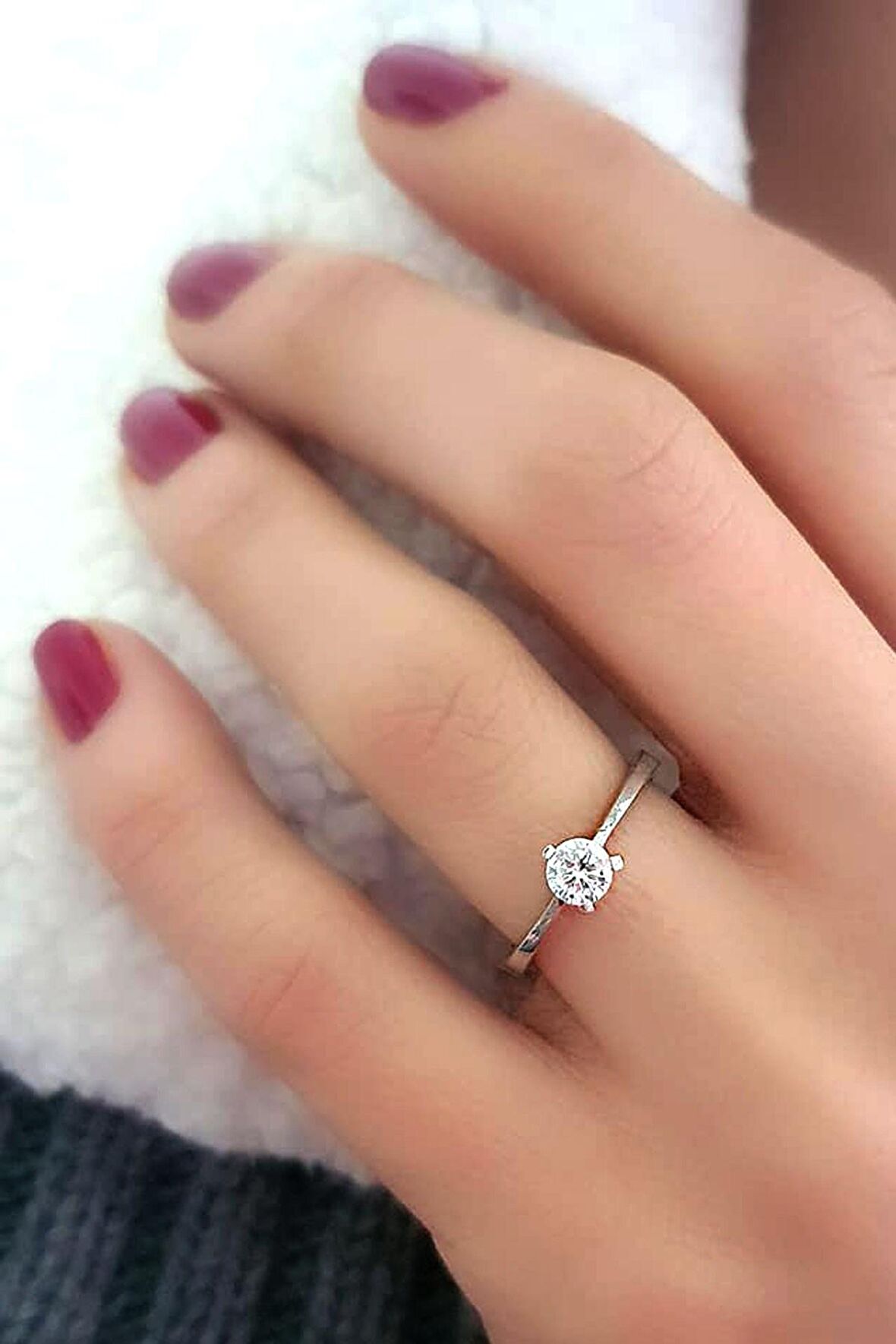 Pırlanta ışıltısında zirkon taşlı gümüş tek taş yüzük