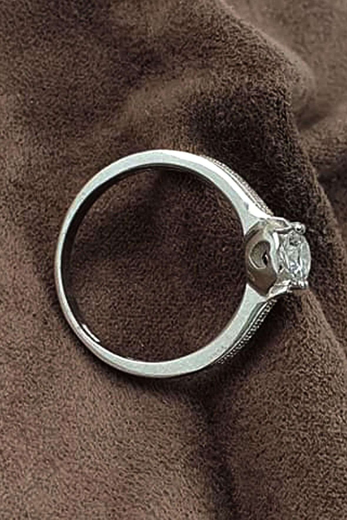 Kalp detaylı pırlanta ışıltısında zirkon taşlı gümüş tek taş yüzük 