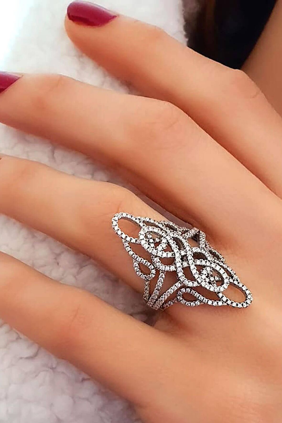 Pırlanta ışıltısında zirkon taşlı gümüş lüks yüzük