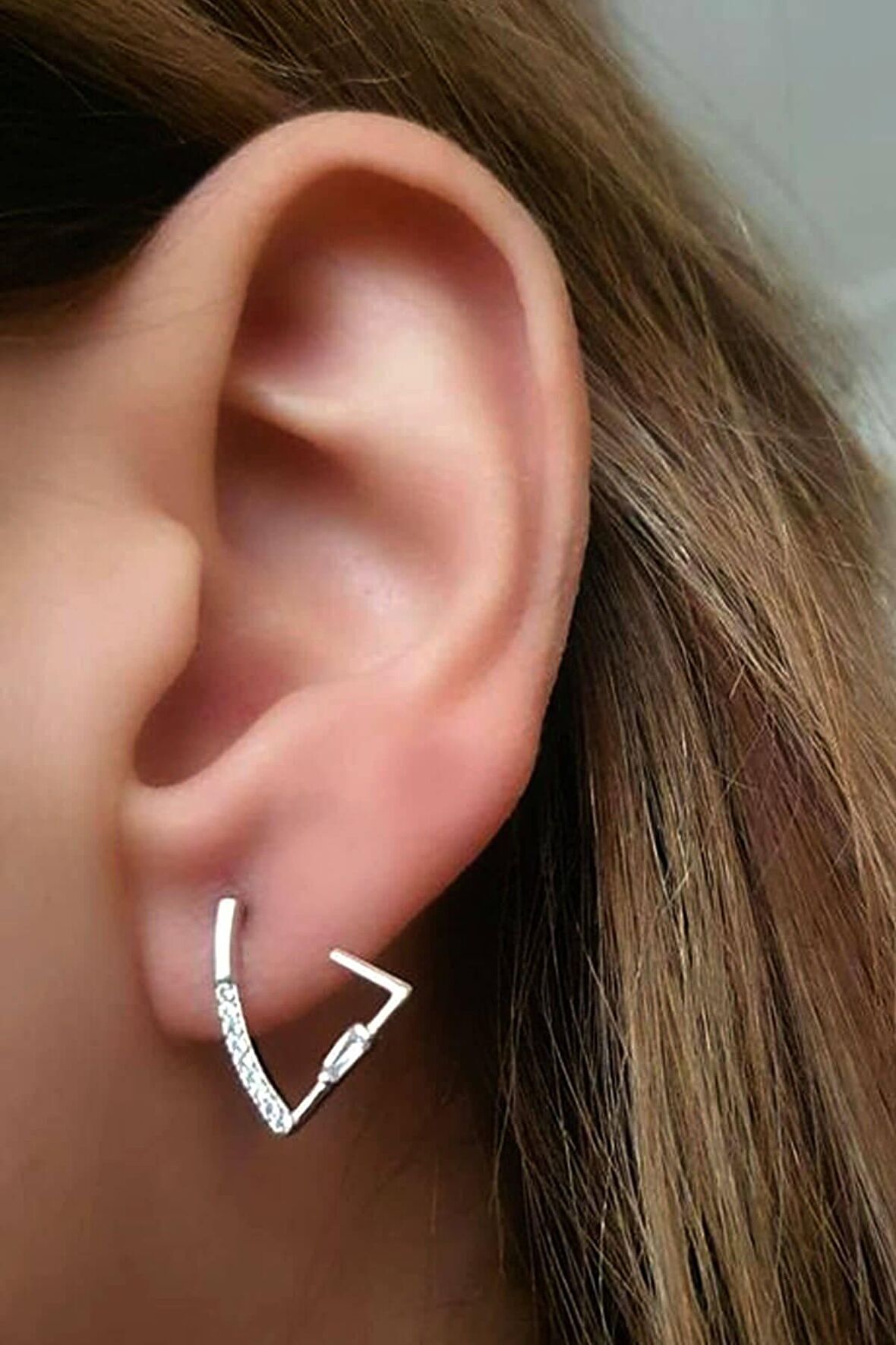 pırlanta ışıltısında zirkon taşlı gümüş tasarım küpe 