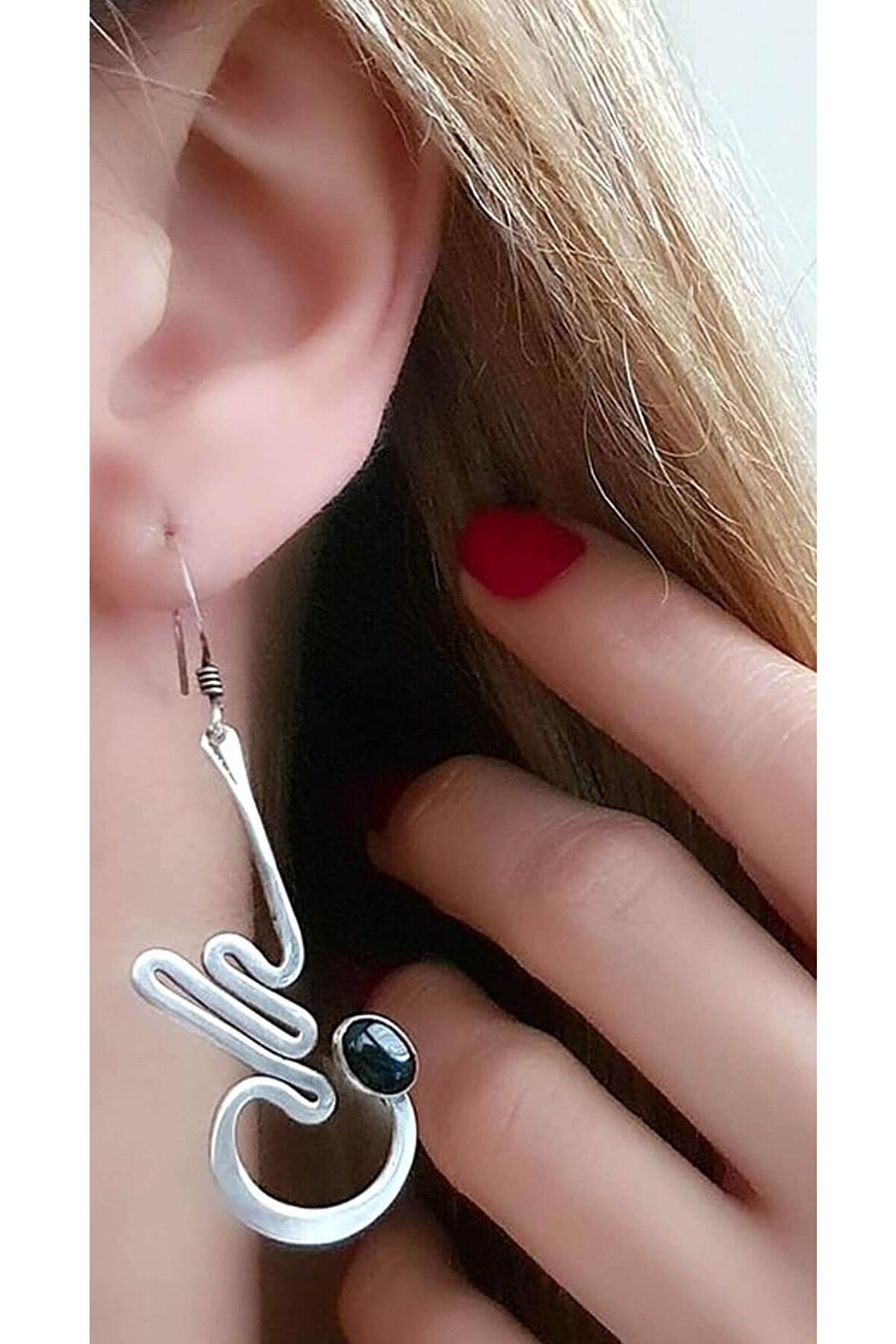 Oniks taş detaylı gümüş tasarım küpe