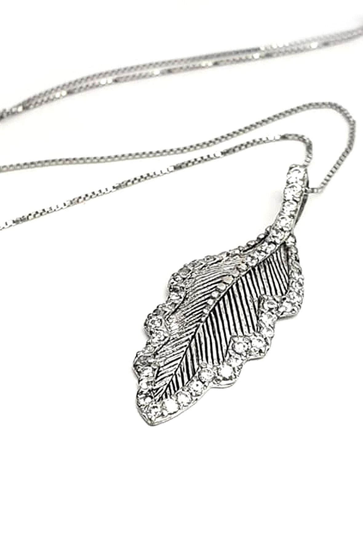 Zirkon taş detaylı yaprak figürlü gümüş kolye