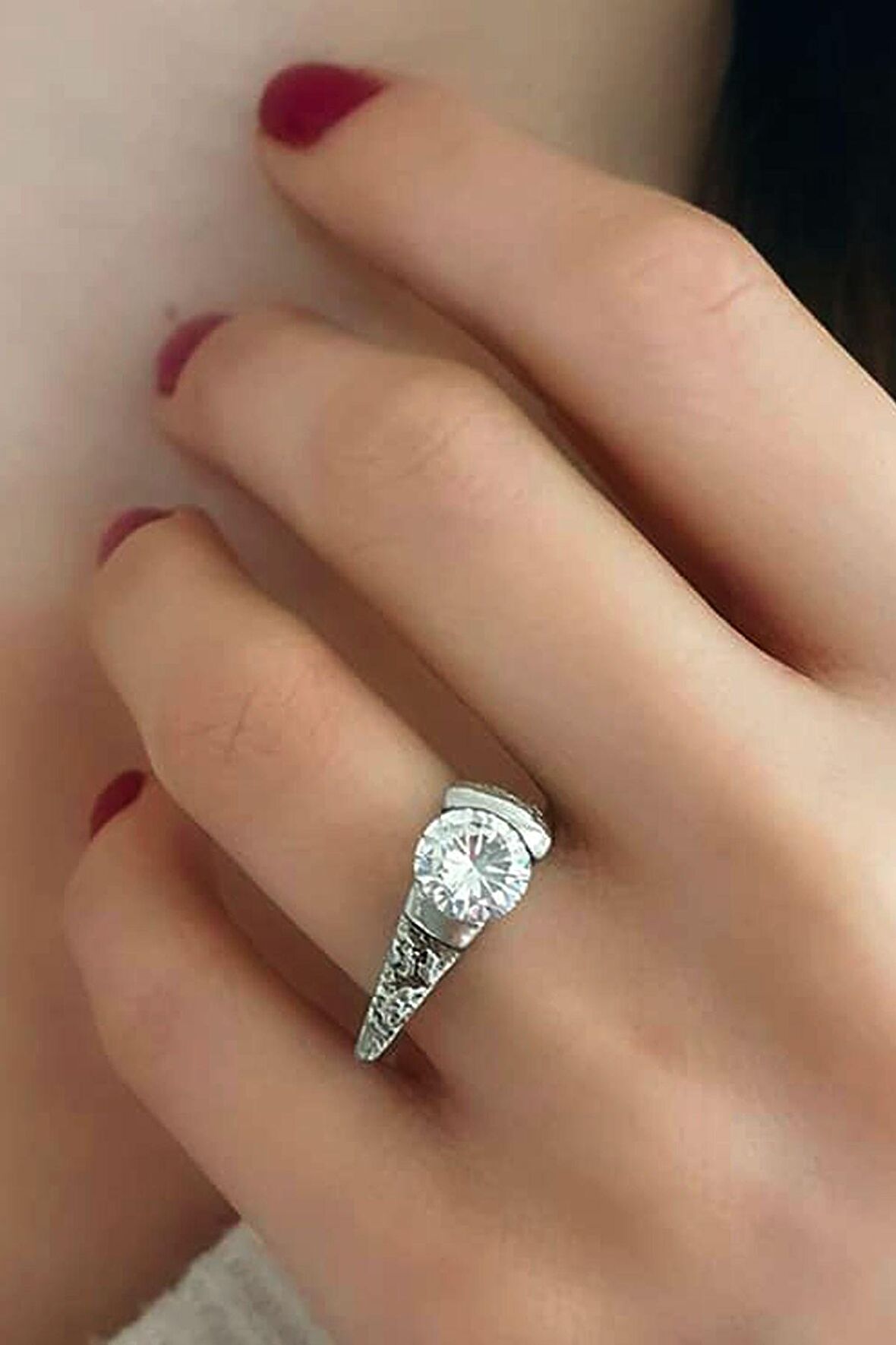 Gümüş tasarım tek taş yüzük 