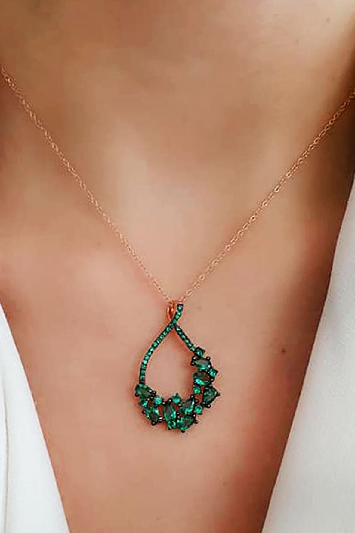 Yeşil zirkon taşlı gümüş rose tasarım kolye