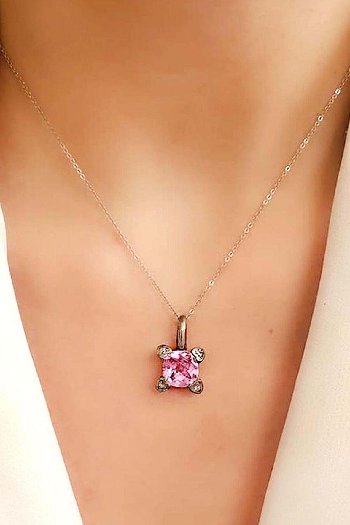 Pembe zirkon taşlı gümüş kare tek taş kolye