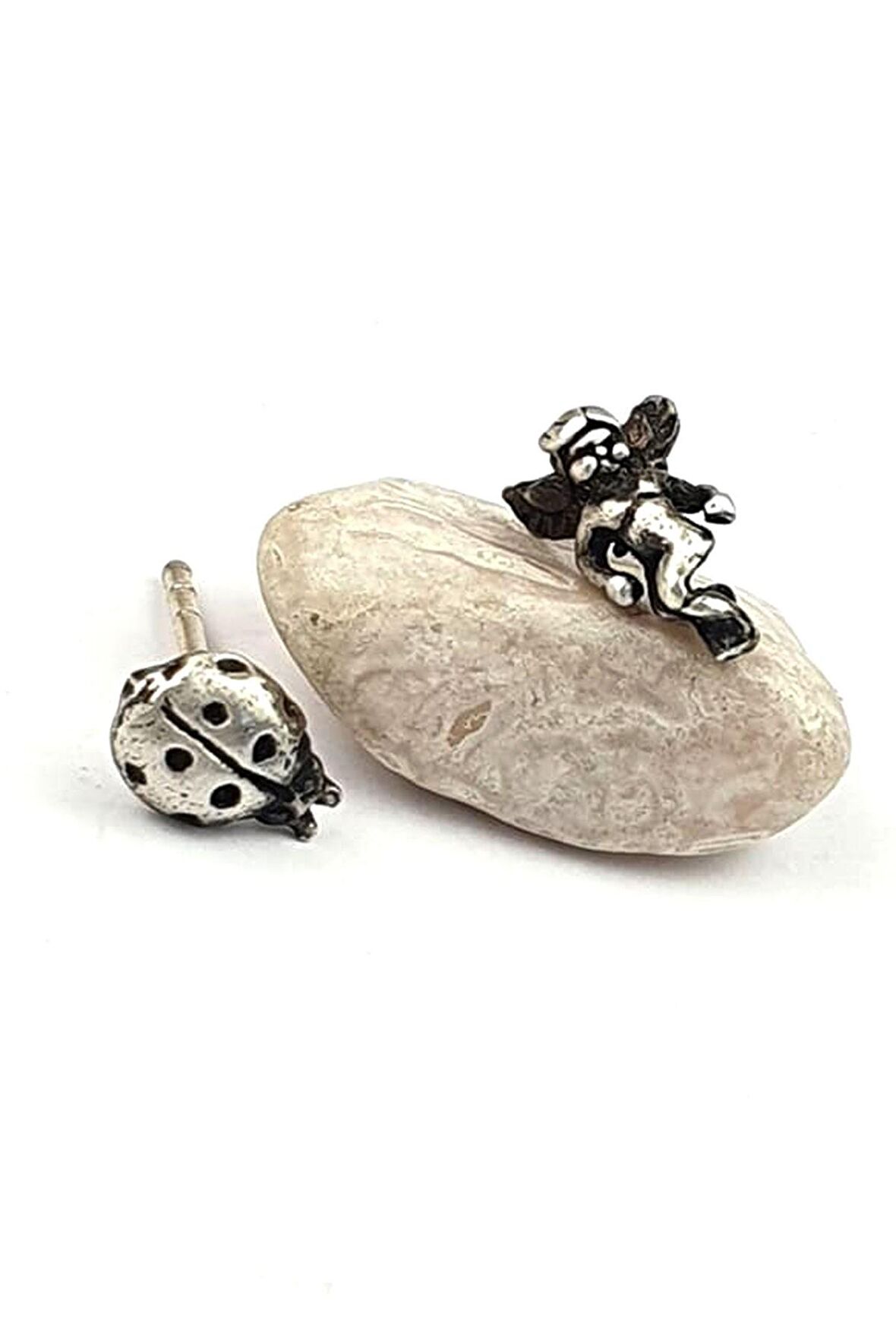 Uğur böceği ve aşk meleği figürlü minimal ikili tek küpe kombin