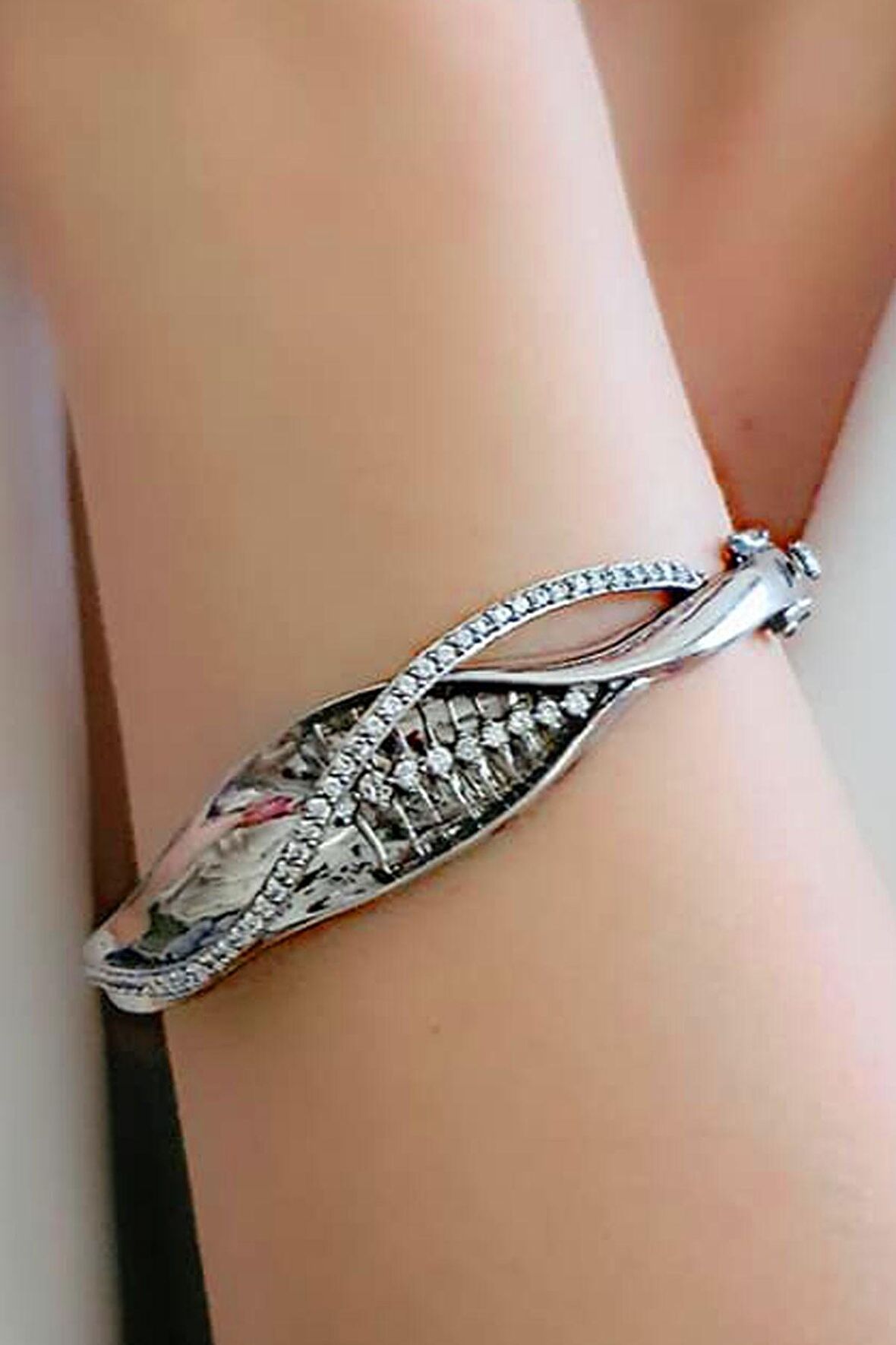 Pırlanta ışıltısında zirkon taşlı altın işçiliğinde 925 ayar gümüş bilezik 