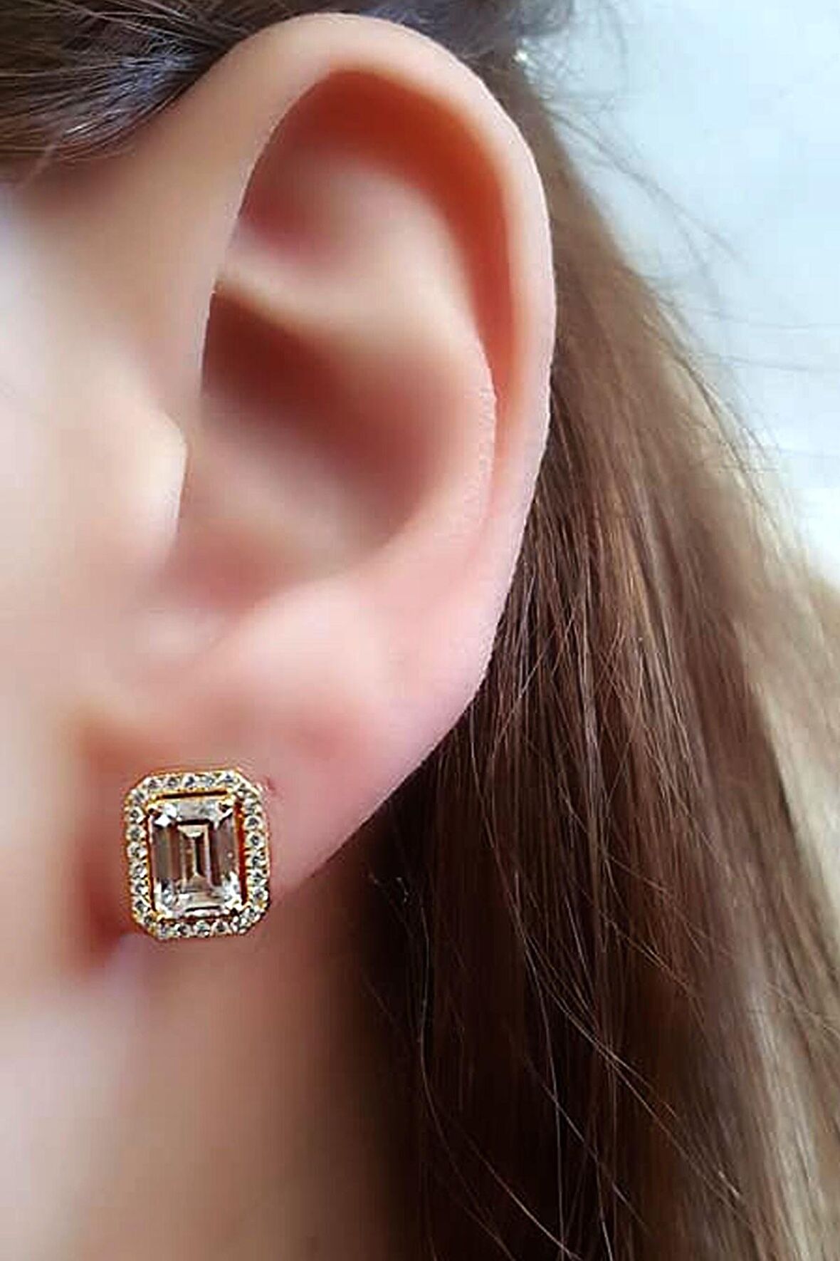 Skydiamond taşlı gümüş üzerine altın kaplama tek taş dikdörtgen küpe