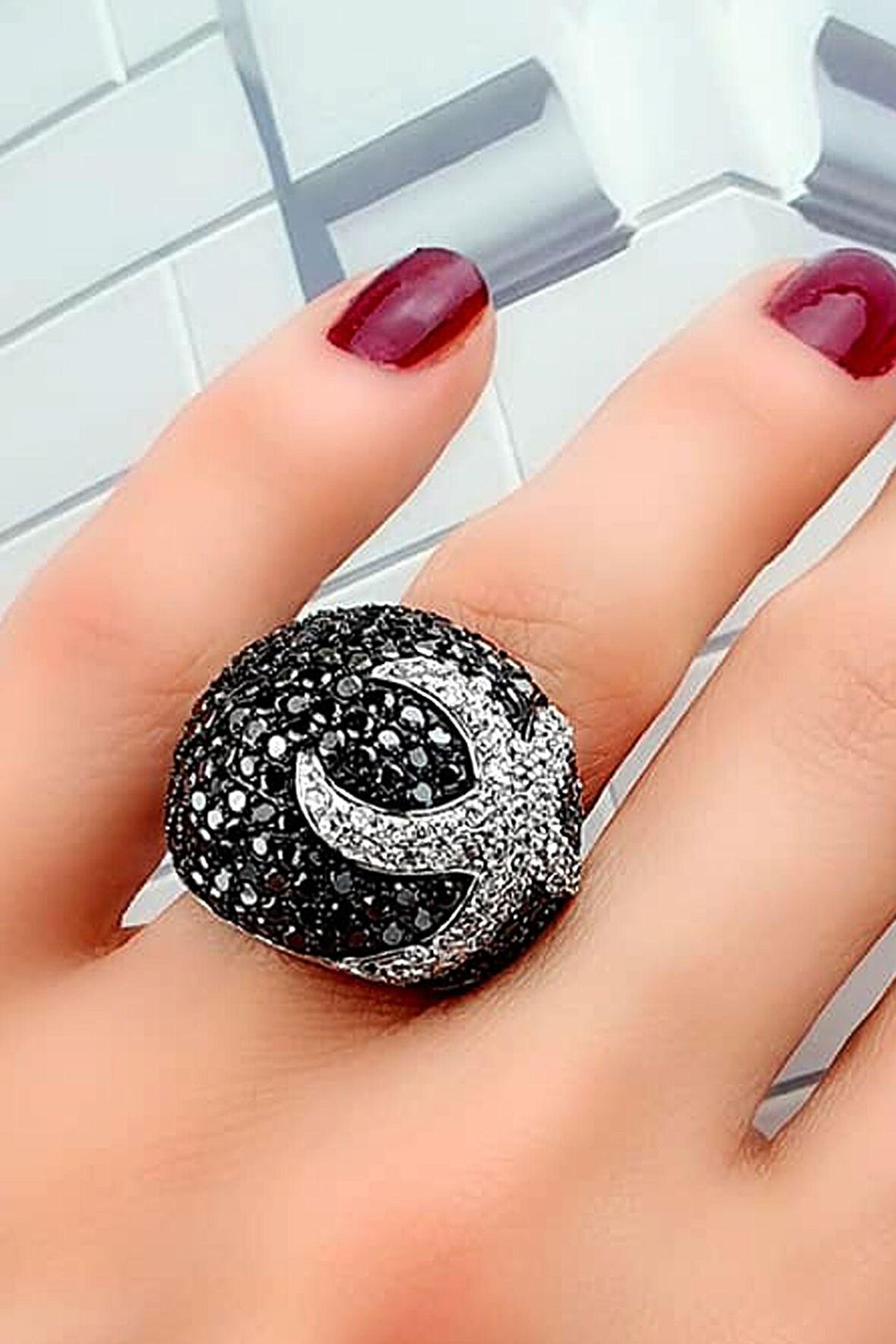 Oniks taşlı zirkon taş işlemeli deniz yıldızı detaylı italyan tasarımı gümüş bombeli lüks yüzük 