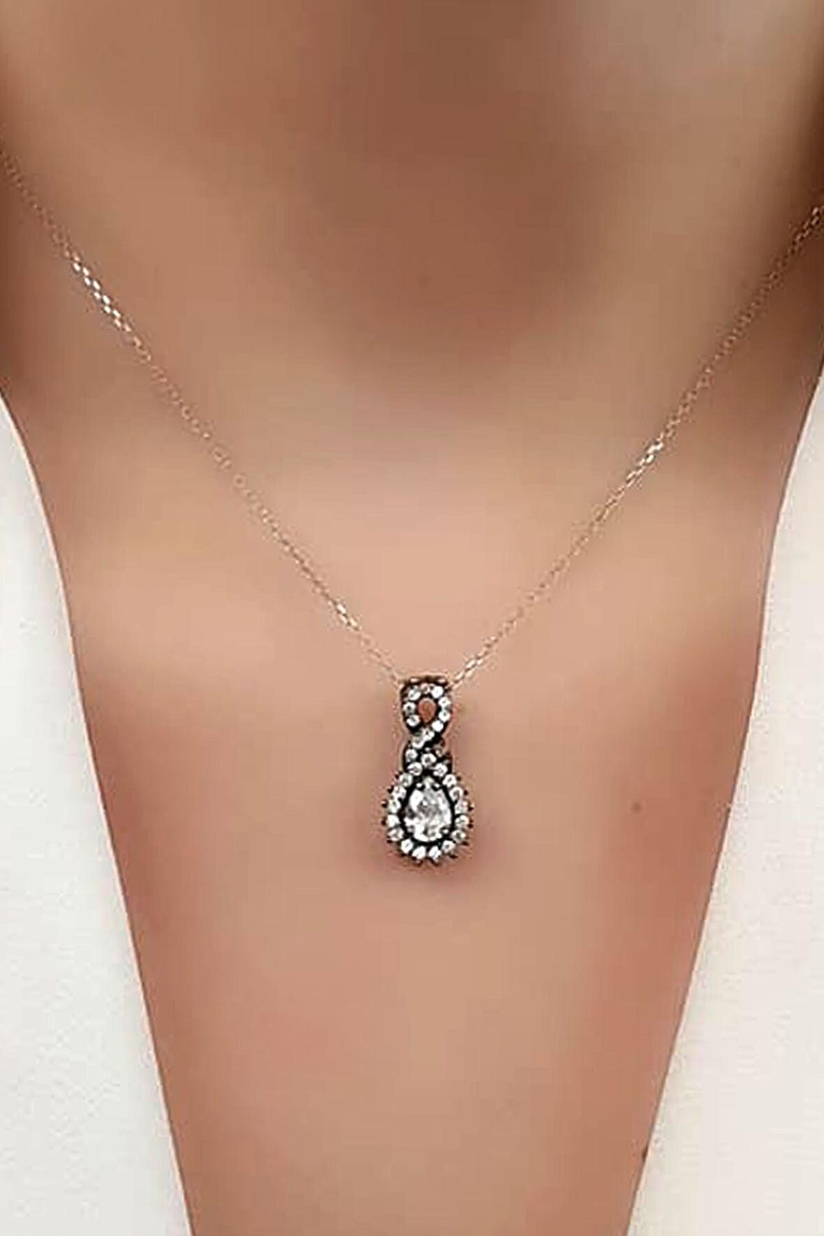 Elmas isciliginde zirkon taşlı gümüş damla kolye