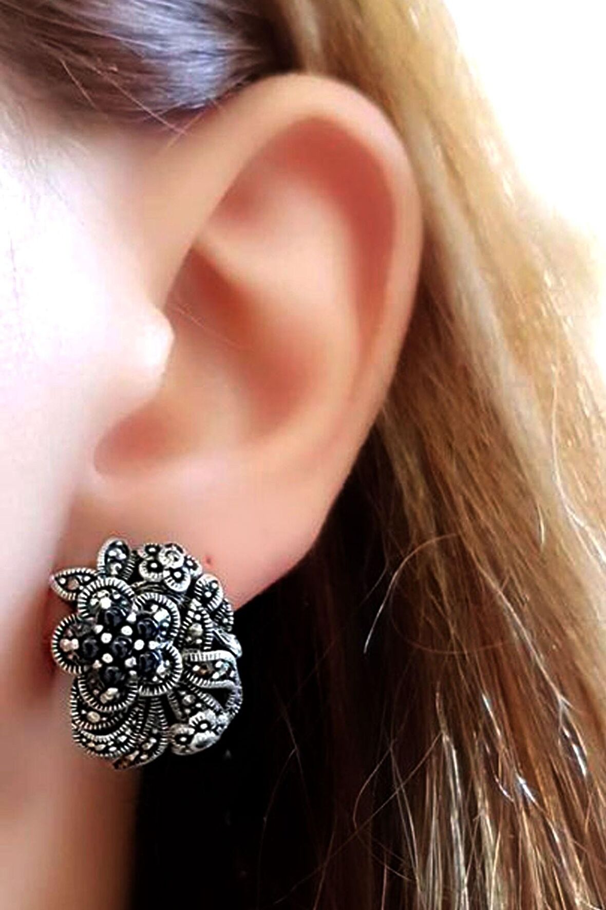 Oniks taşli markazit taş detaylı detaylı çiçek figürlü gümüş küpe