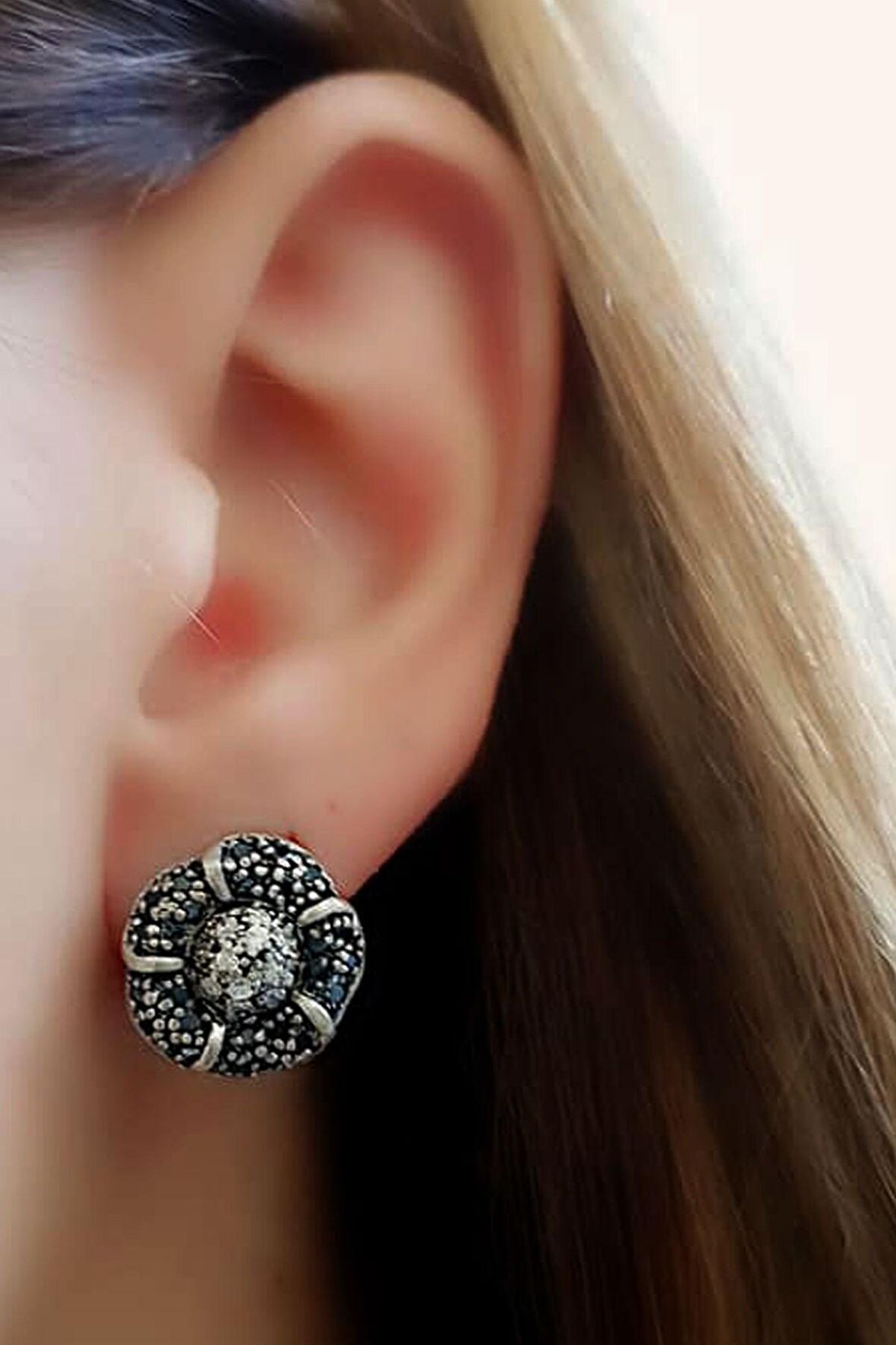 Oniks ve zirkon taş detaylı 925 ayar gümüş çiçek küpe