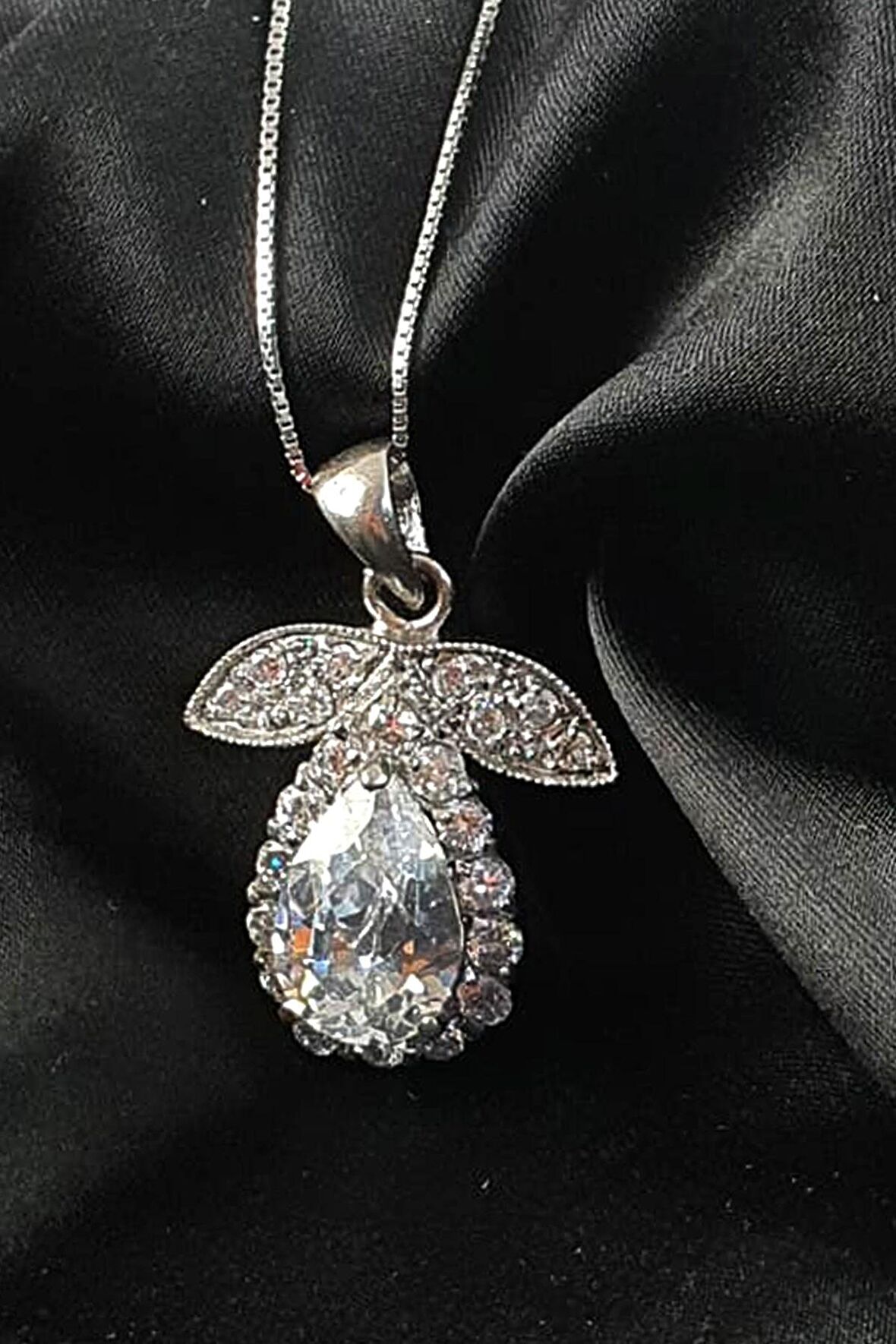 Pırlanta ışıltısında zirkon taşlı 925 ayar gümüş damla kolye