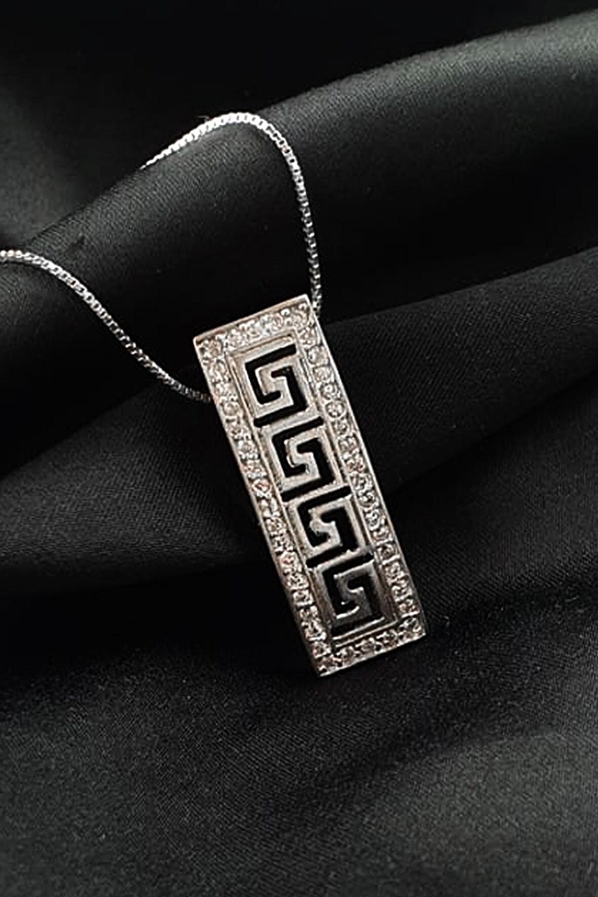 Pırlanta ışıltısında zirkon taşlı 925 ayar gümüş lüks kolye 