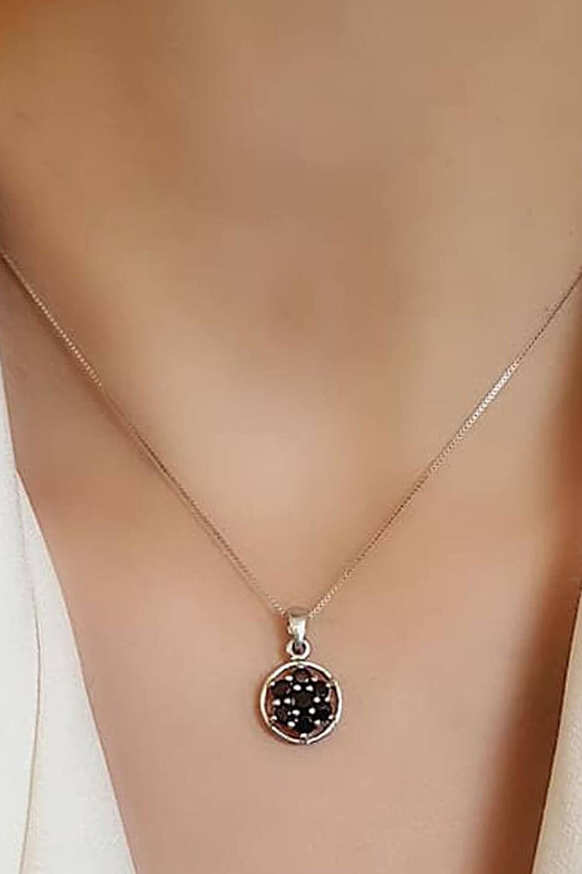 Oniks taşlı çiçek figürlü 925 ayar gümüş  minimal kolye 